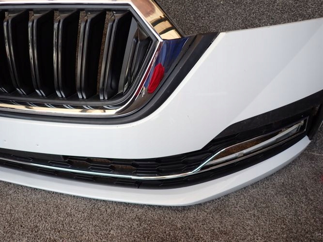 SKODA OCTAVIA IV PREDNÝ NÁRAZNÍK NASÁVANIA VZDUCHU