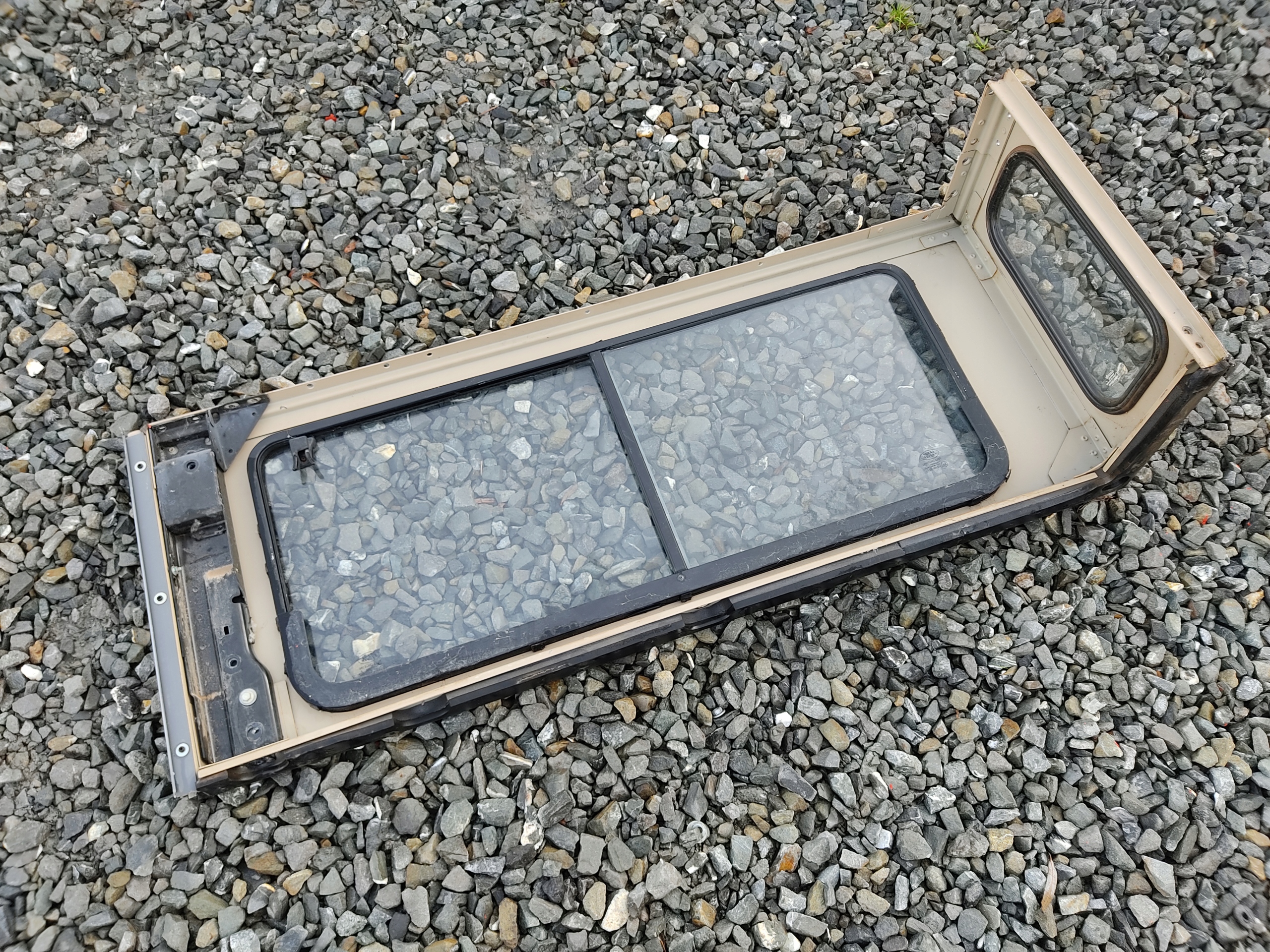 PRAVÉ ZADNÉ SKLO RÁM DEFENDER 1999-2014