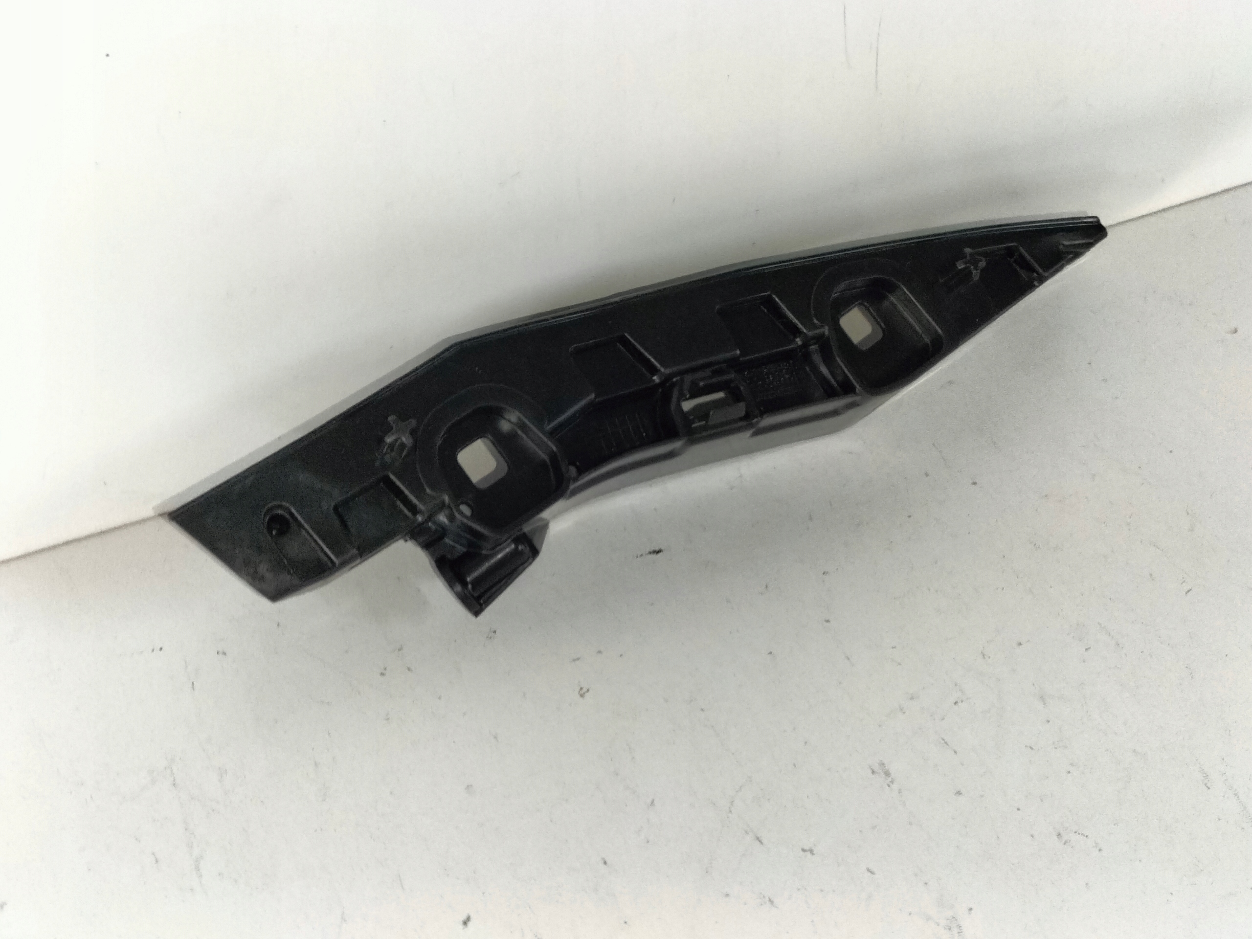 LAVY DRZIAK PREDNEHO NARAZNIKA SKODA SCALA 19