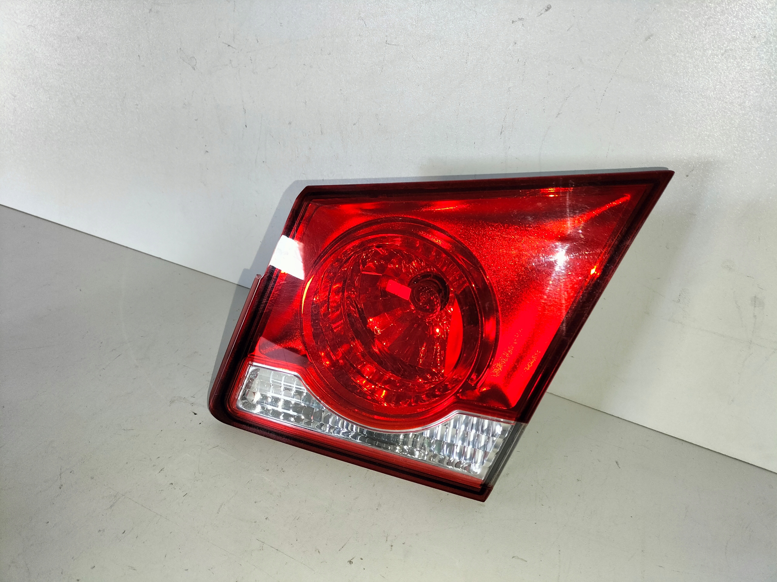 PRAVE ZADNE SVETLO CHEVROLET CRUZE 09- SEDAN VNÚTORNÉ NA KAPOTE