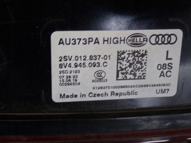 AUDI A3 8V4 LIFT 16- LAVE ZADNE SVETLO V KAPOTE