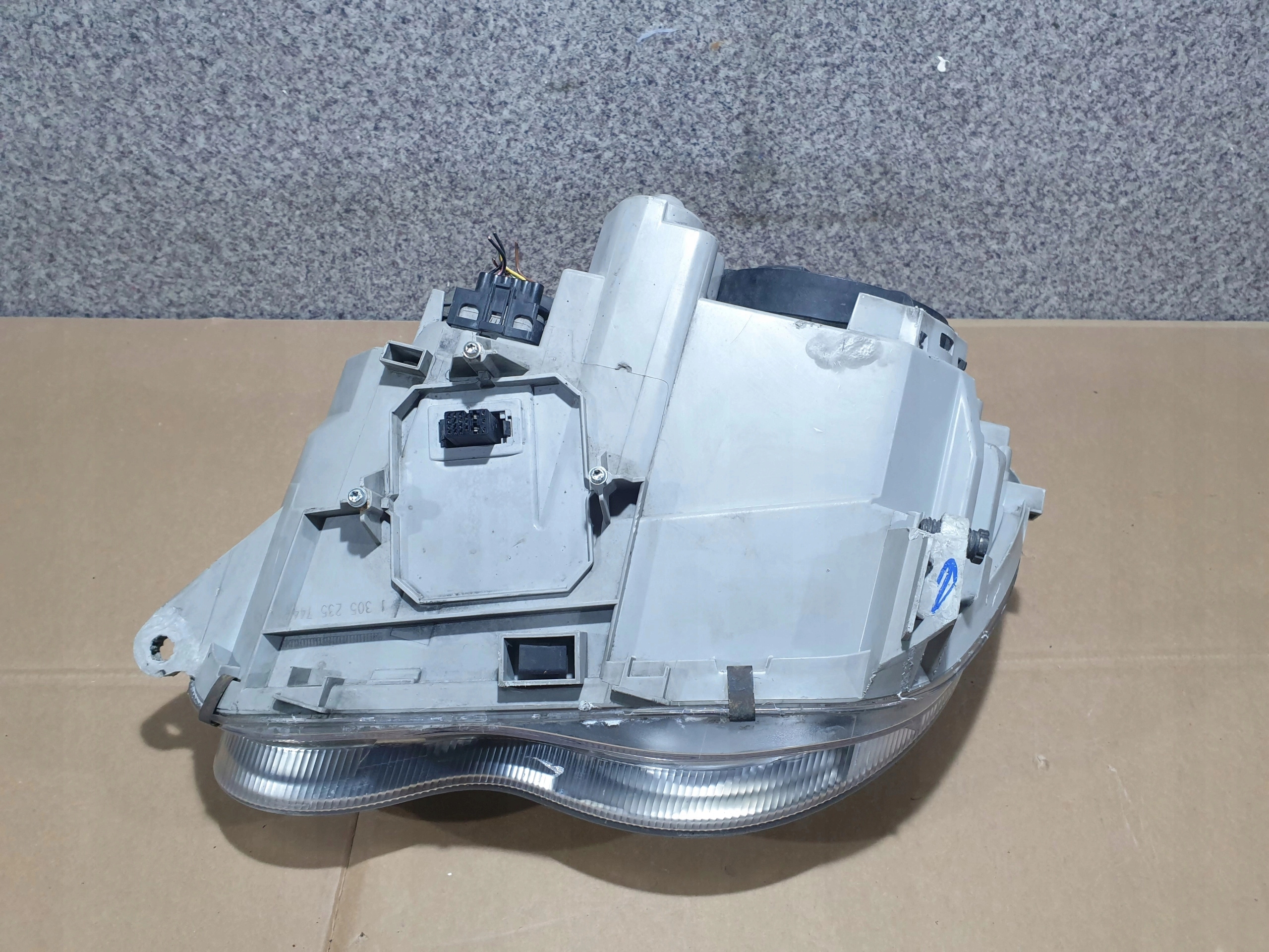 MERCEDES 203 XENON PRAVE PREDNE SVETLO