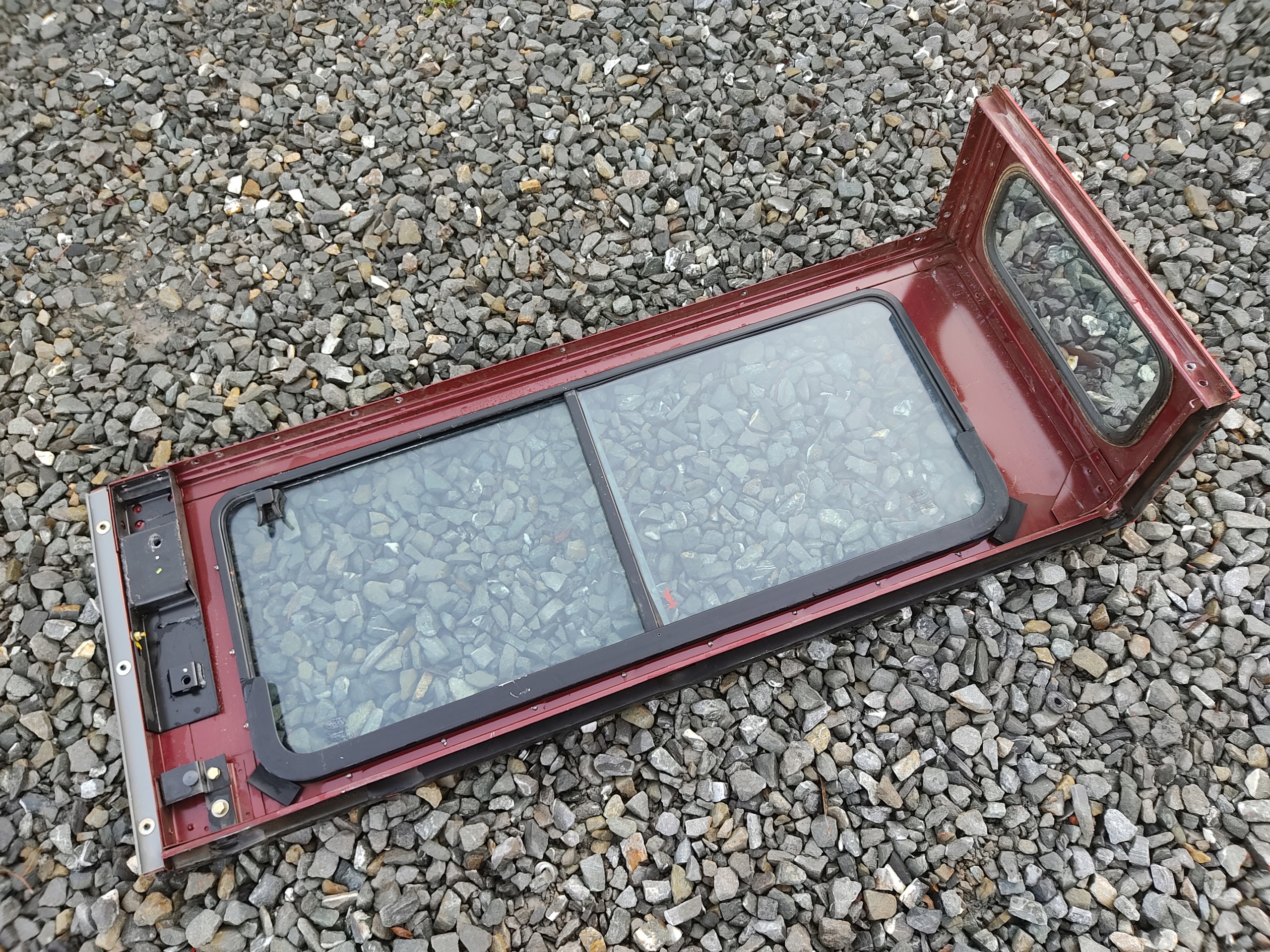 PRAVÉ ZADNÉ SKLO RÁM DEFENDER 1999-2014
