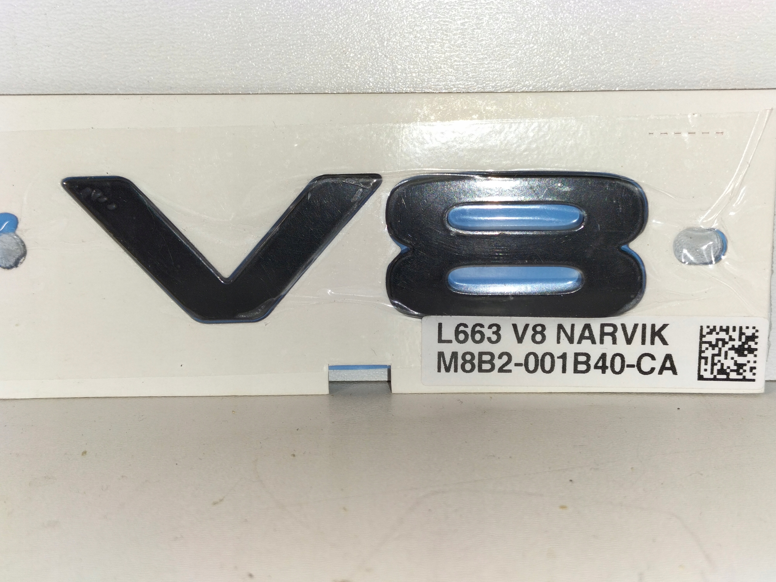 ZNAK EMBLEM LOGO V8 ZADNEJ KAPOTY LAND ROVER DEFENDER L663 19-
