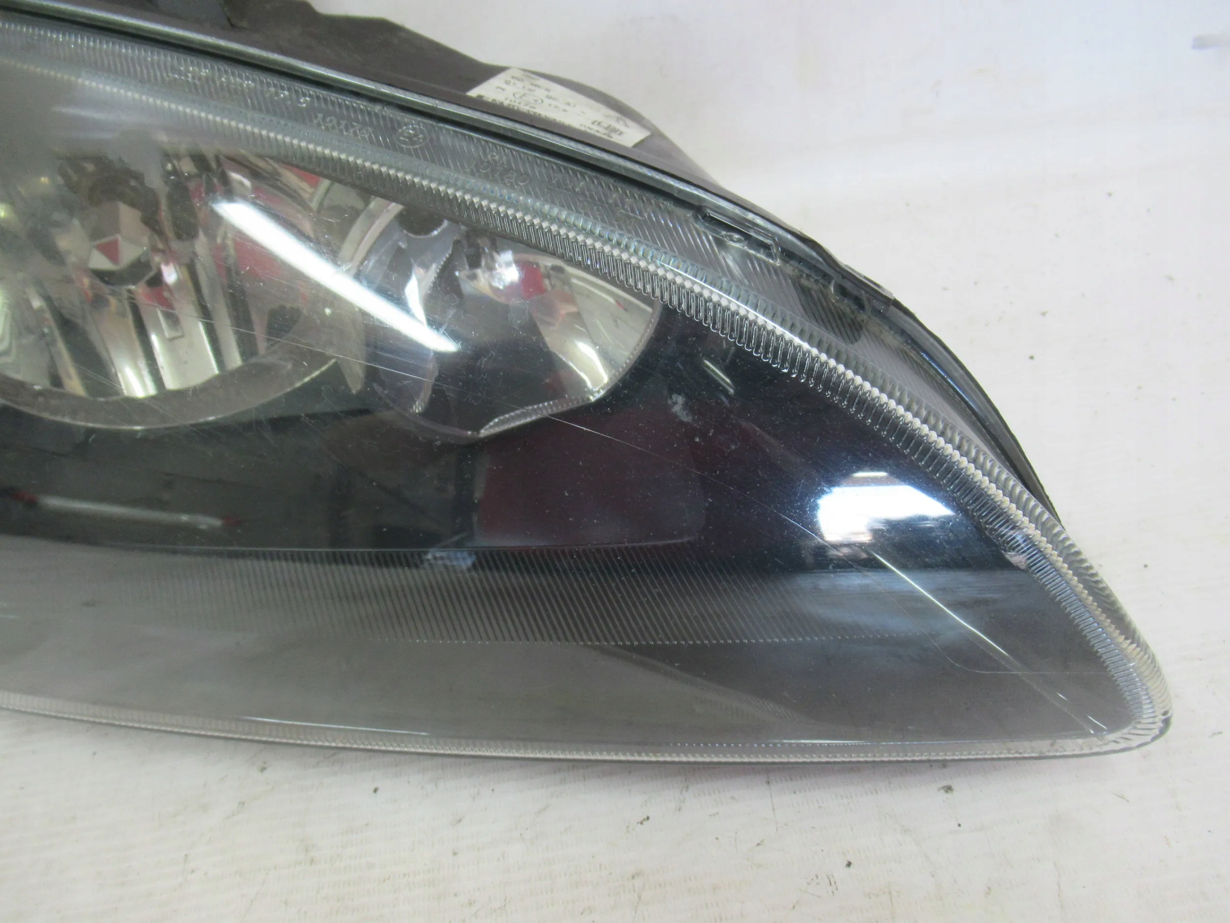 PRAVE PREDNE SVETLO FORD FOCUS MK2 II 2 04-