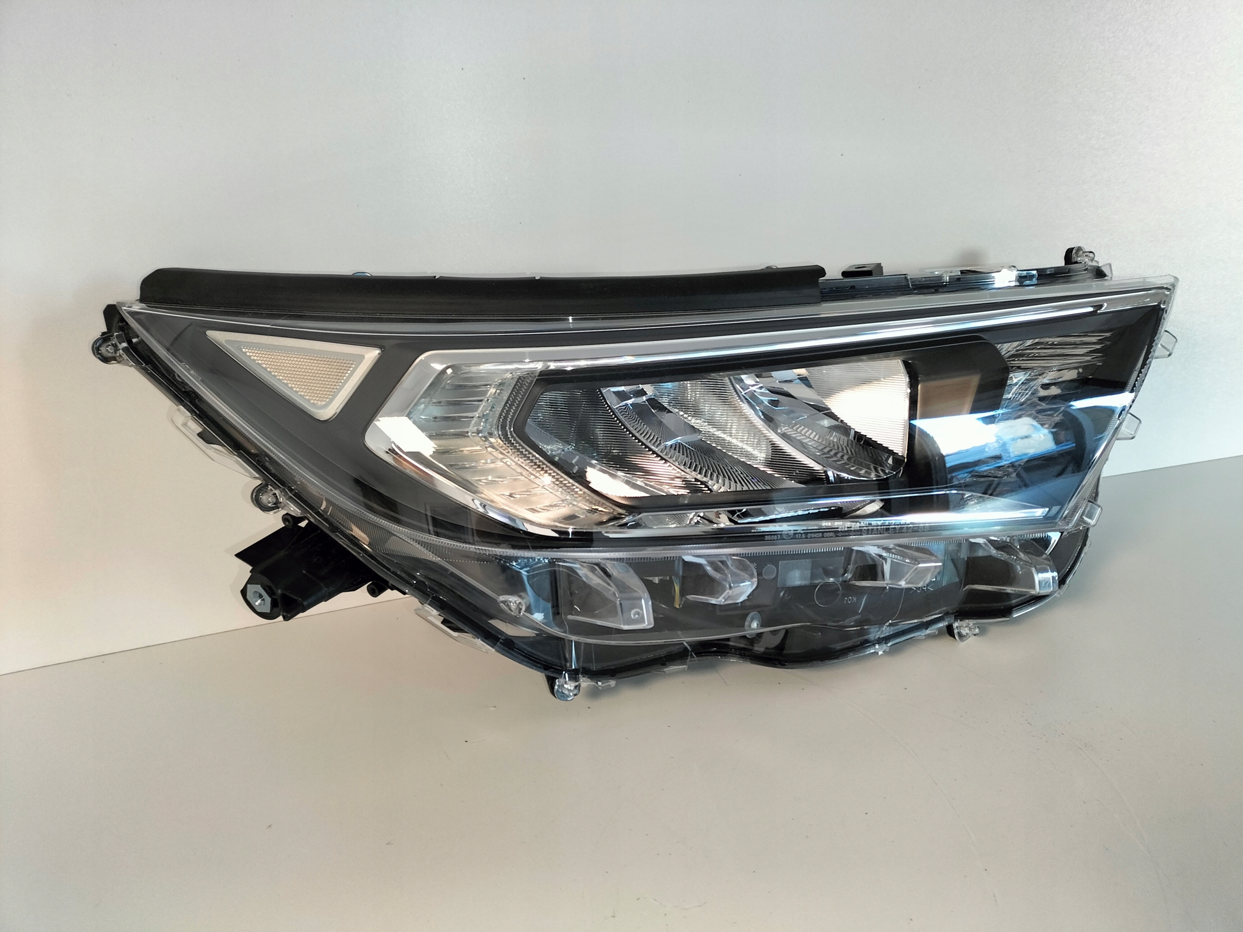 PRAVE PREDNE SVETLO TOYOTA RAV4 V 18- FULL LED