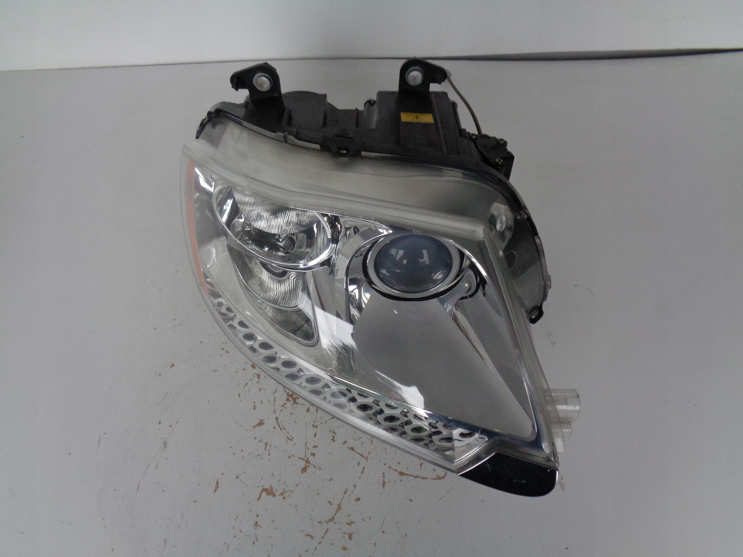 PRAVE PREDNE SVETLO MASERATI QUATTROPORTE V XENON LED