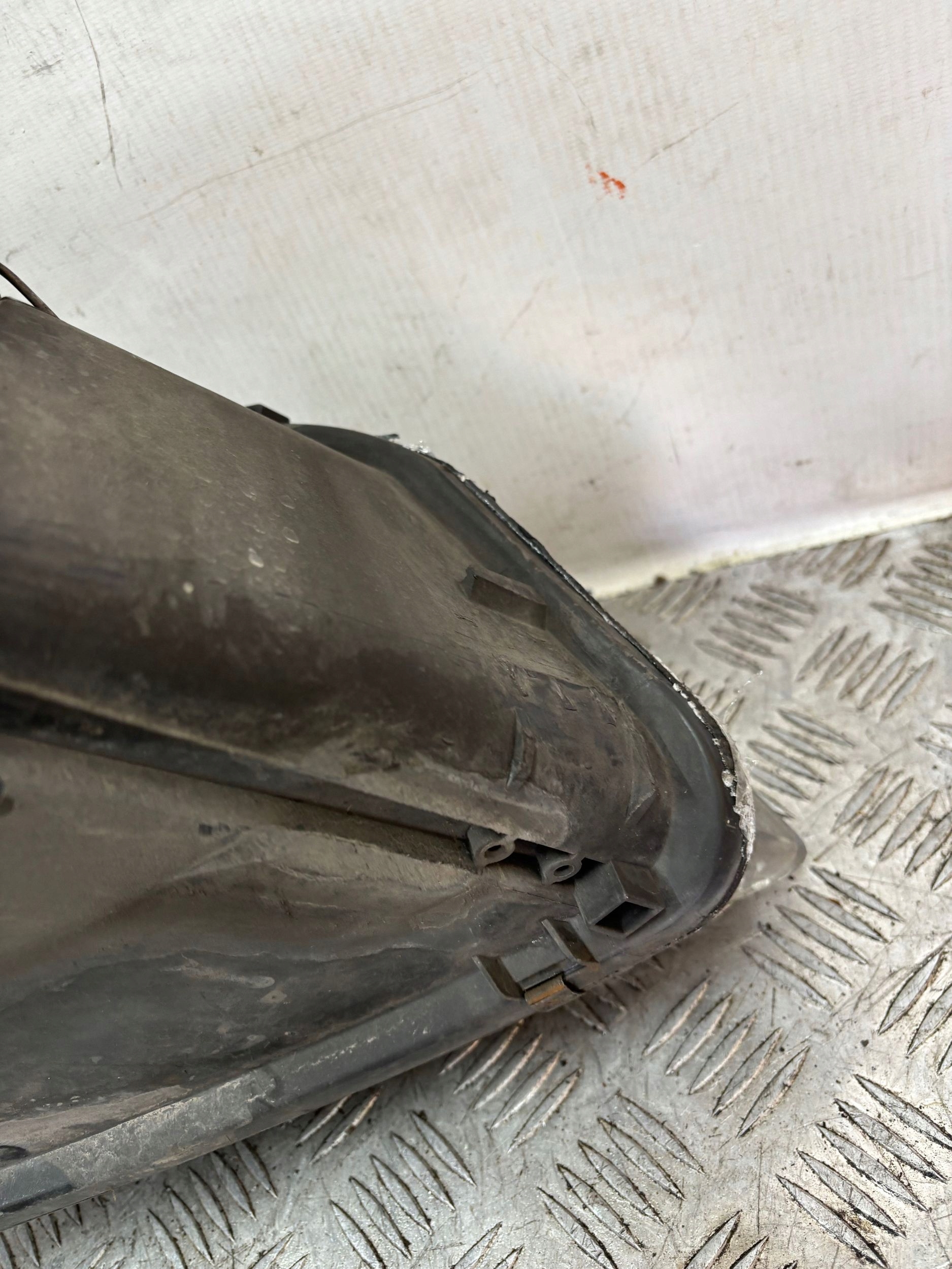 LAVE PREDNE SVETLO AUDI A3 8P0 LIFT 05-