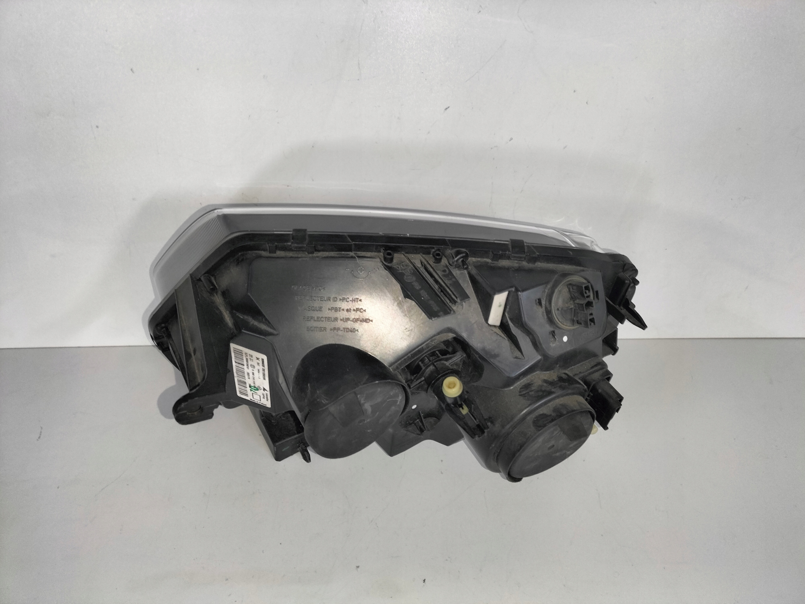 PRAVE PREDNE SVETLO DACIA DUSTER I LIFT 13-15