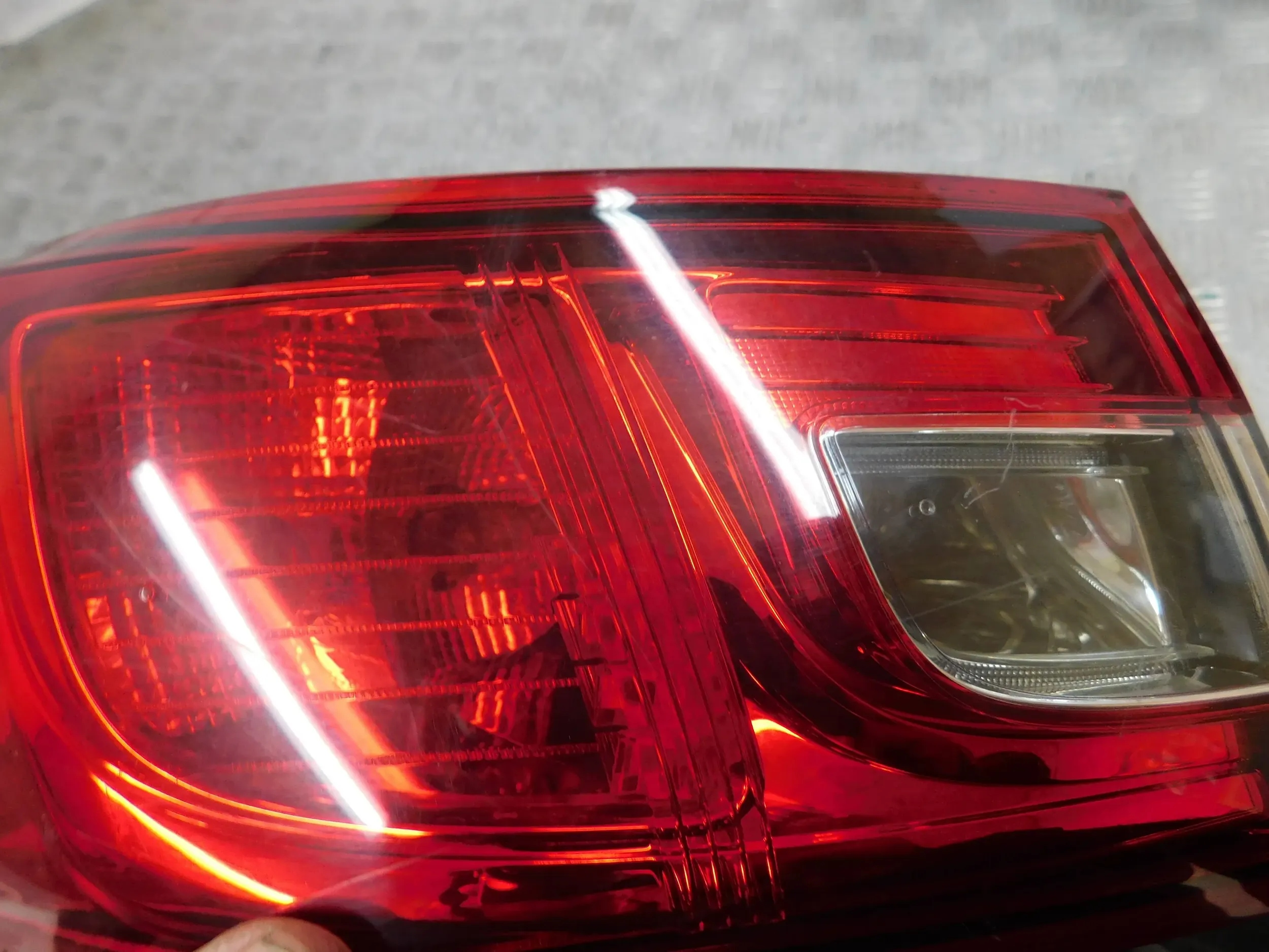 LAVE ZADNE SVETLO RENAULT CLIO IV 4 HB