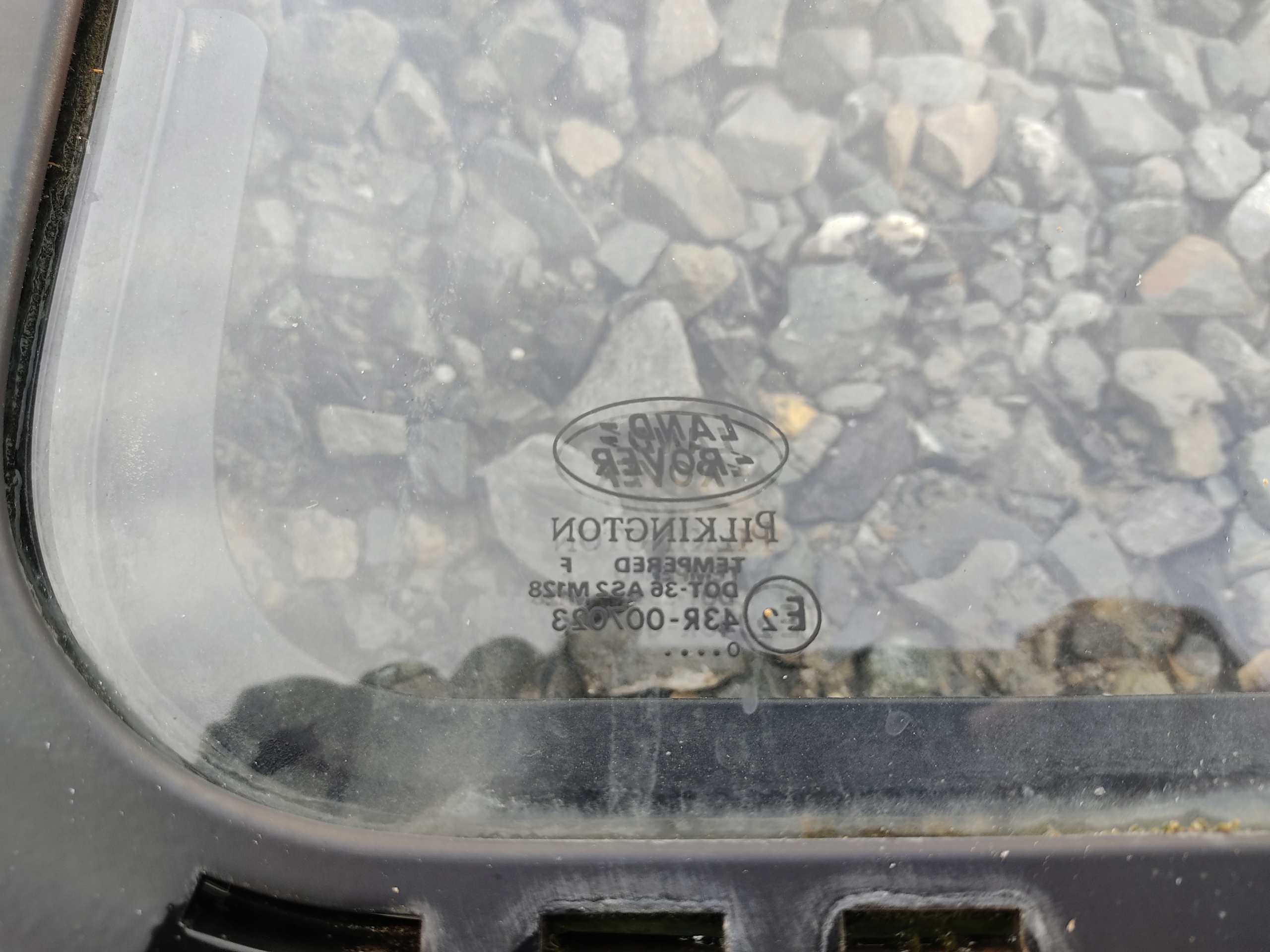 ĽAVÉ ZADNÉ SKLO RÁM DEFENDER 1999-2014