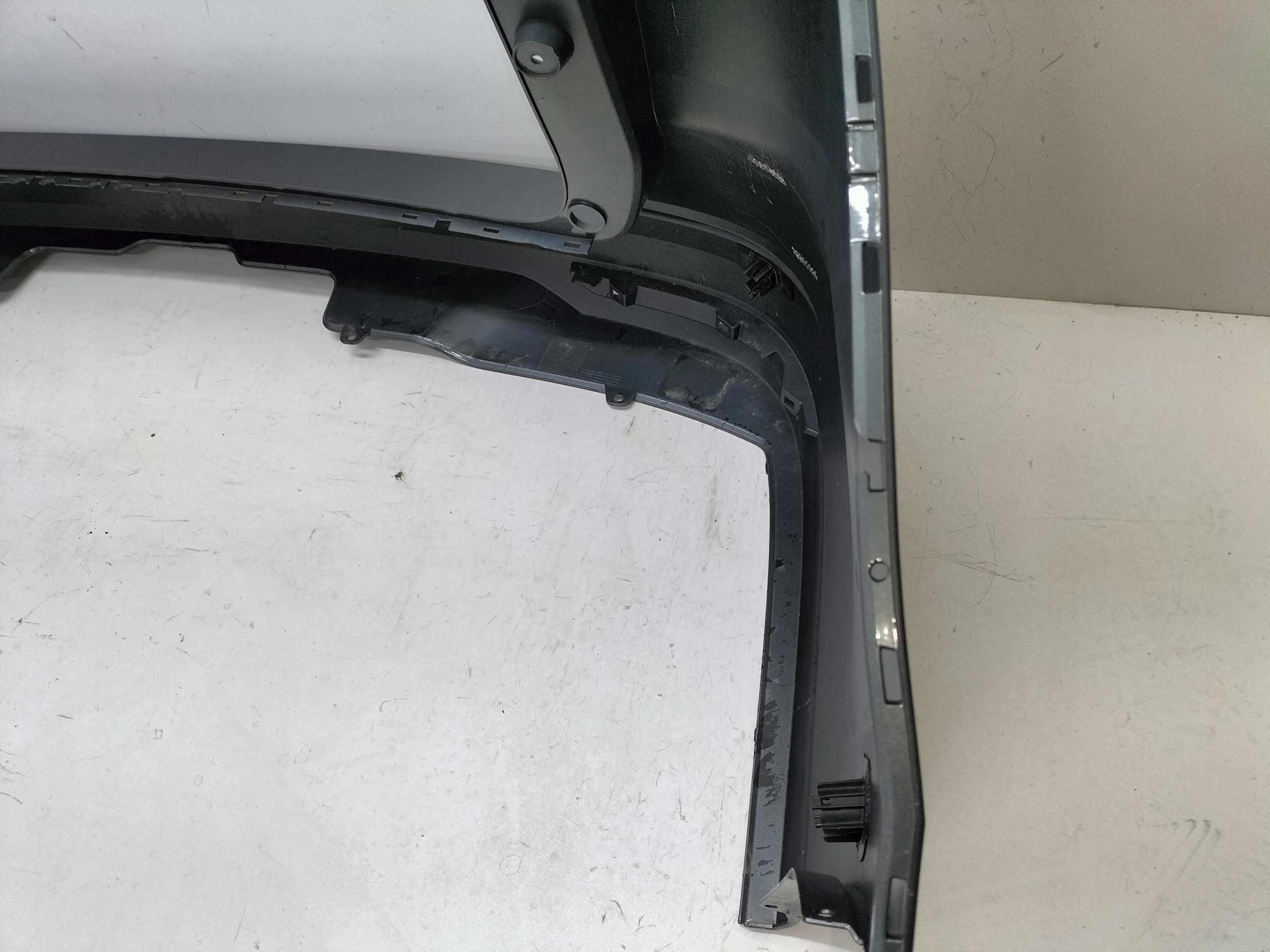 ZADNÝ NÁRAZNÍK VW T7 MULTIVAN 21-