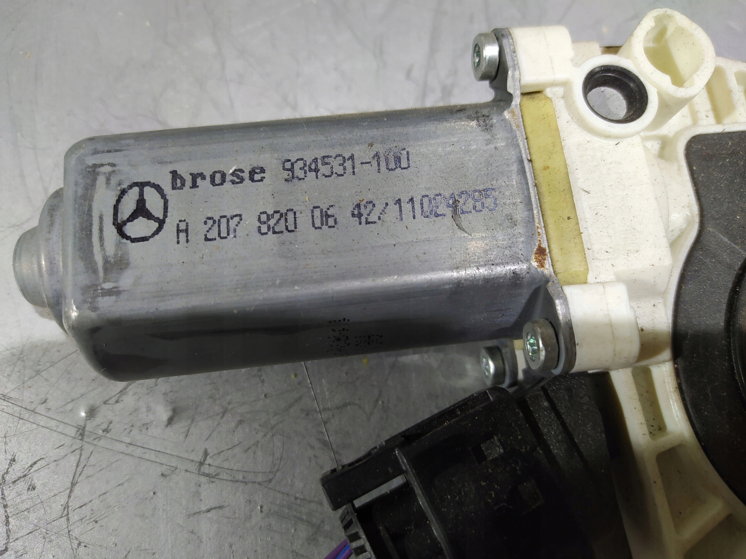 MERCEDES W 207 MOTORCEK STAHOVANIA OKNA