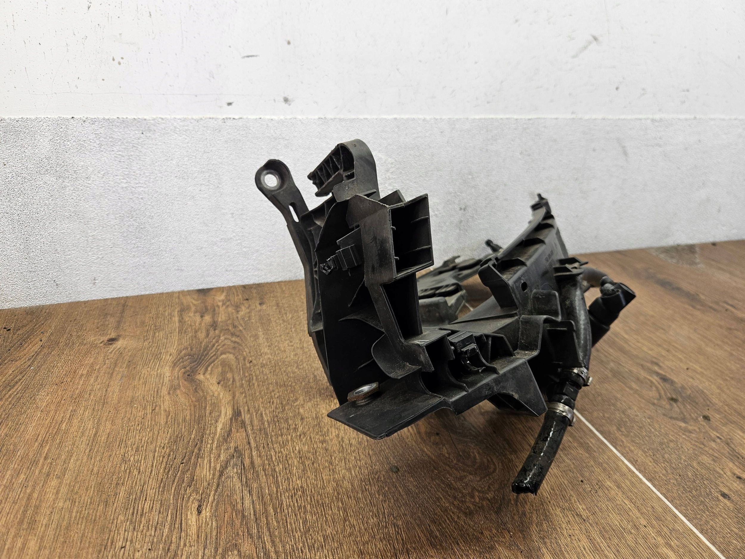 Audi Q5 SQ5 8R0805607 ĽAVÝ DRŽIAK SVETLA OSTREKOVAC