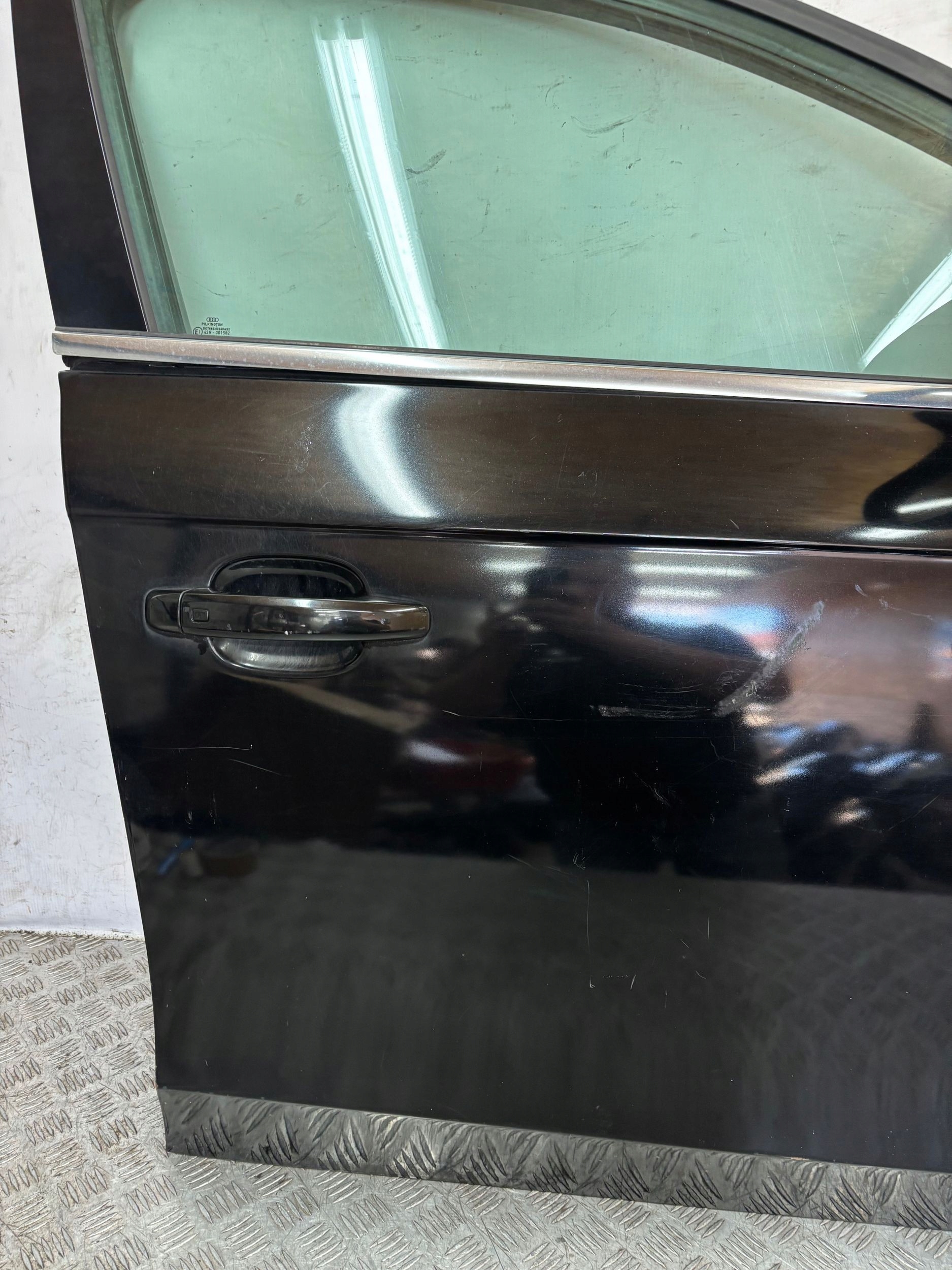 PRAVE PREDNE DVERE ZRKADLO AUDI A4 B8
