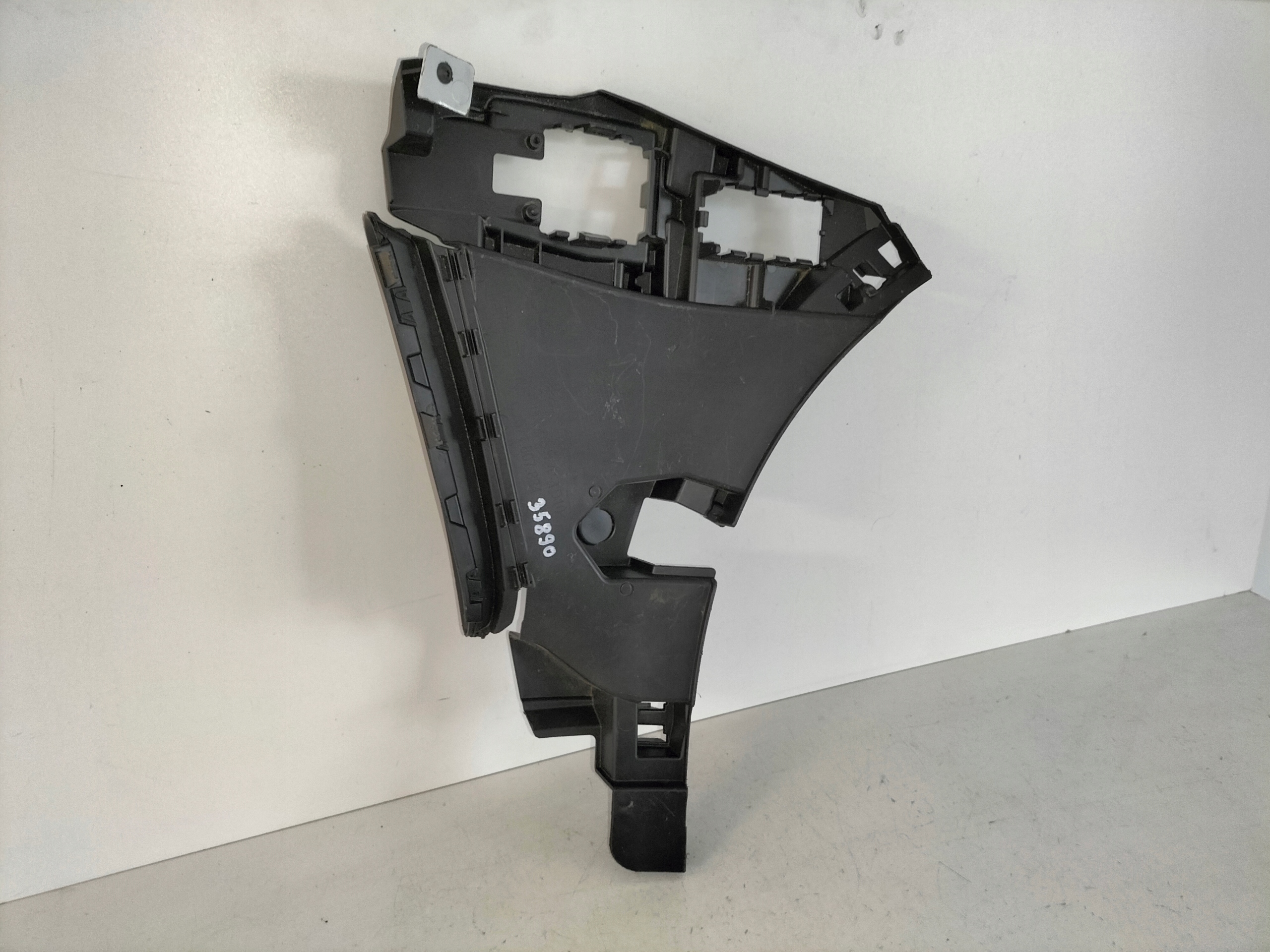 DRZIAK PREDNEHO NARAZNIKA PRAVY VW TIGUAN III 24-
