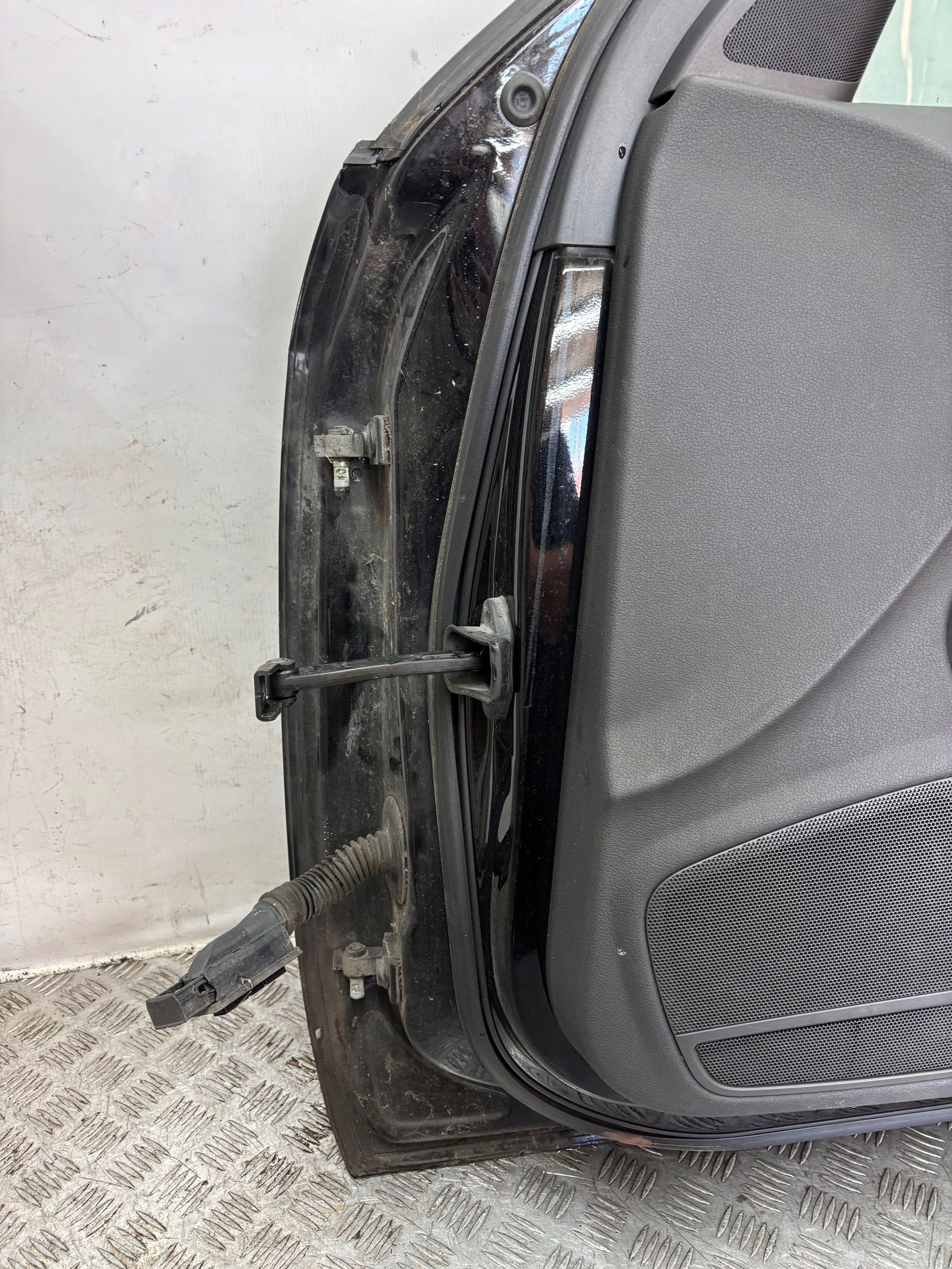PRAVE PREDNE DVERE ZRKADLO AUDI A4 B8