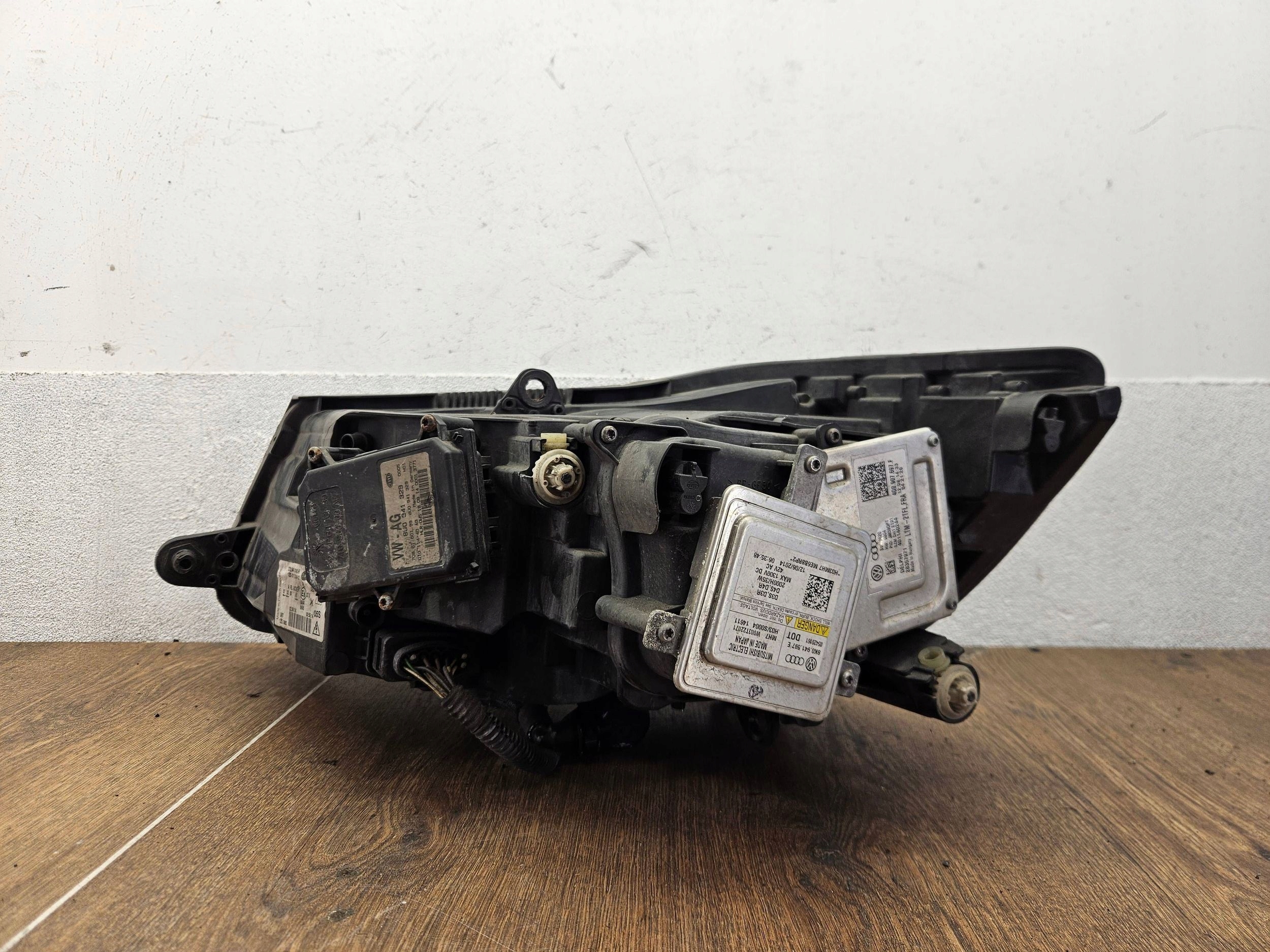 Skoda Superb lift XENON 3T2941016H PREDNÝ PRAVÝ PRAVE PREDNE SVETLO