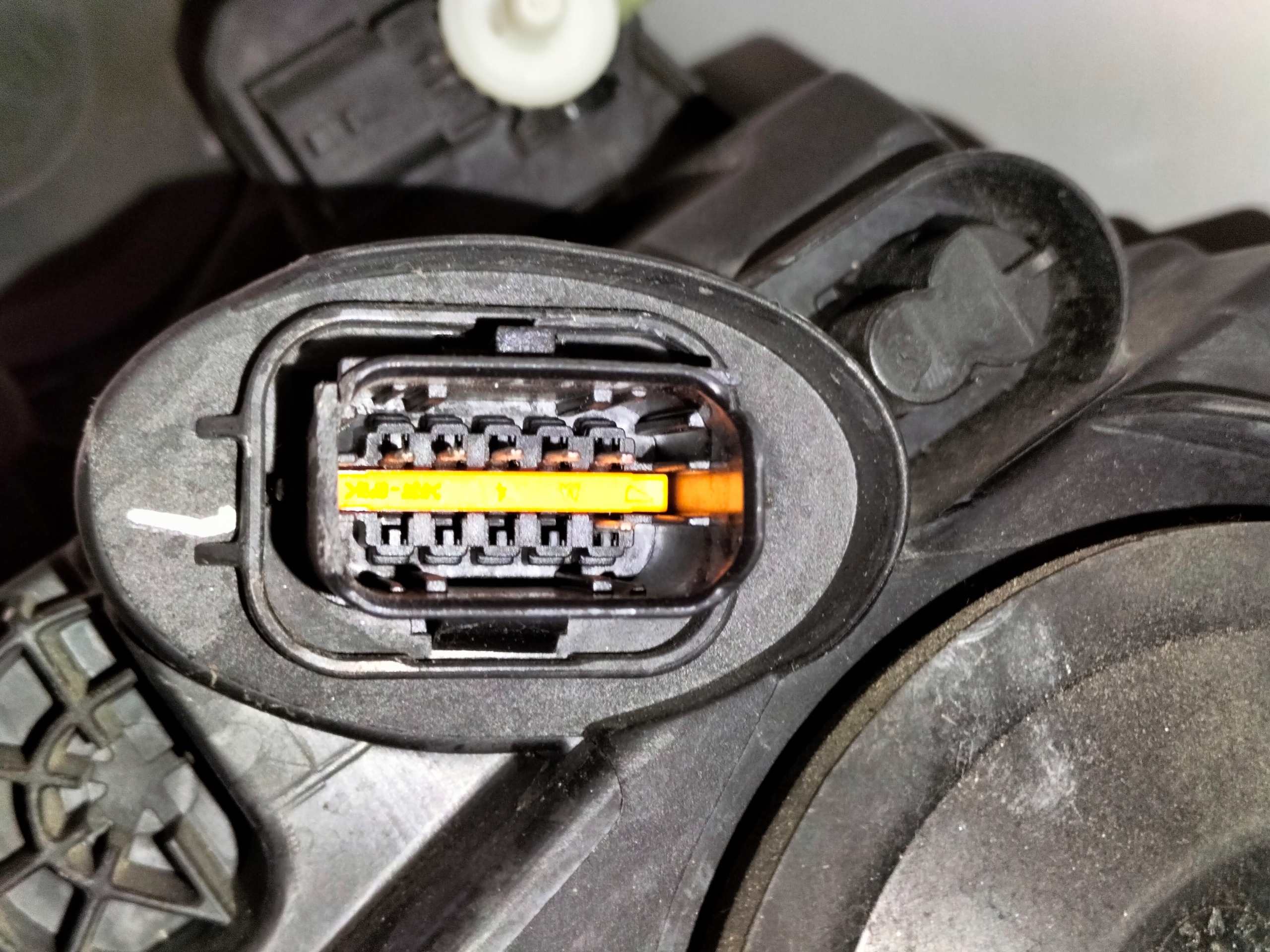 PRAVE PREDNE SVETLO RENAULT KADJAR 15-