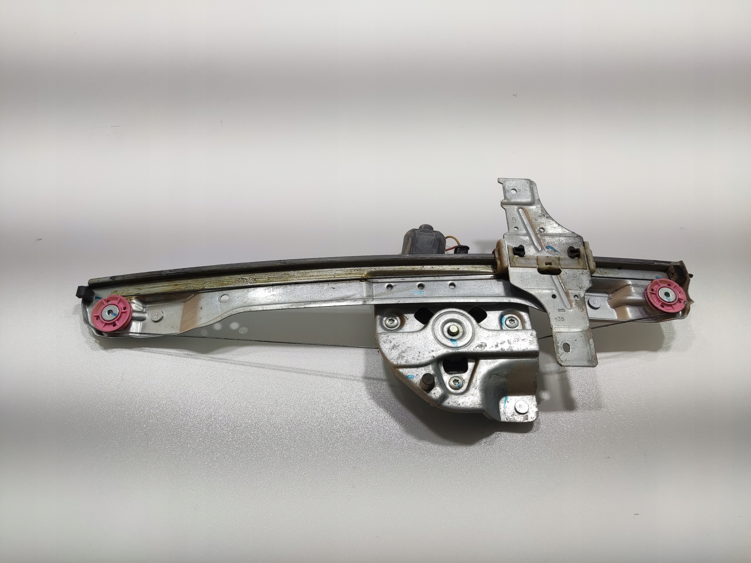 ĽAVÝ PREDNÝ MECHANIZMUS SŤAHOVANIA OKNA PEUGEOT 208 I 9673154480 12-19