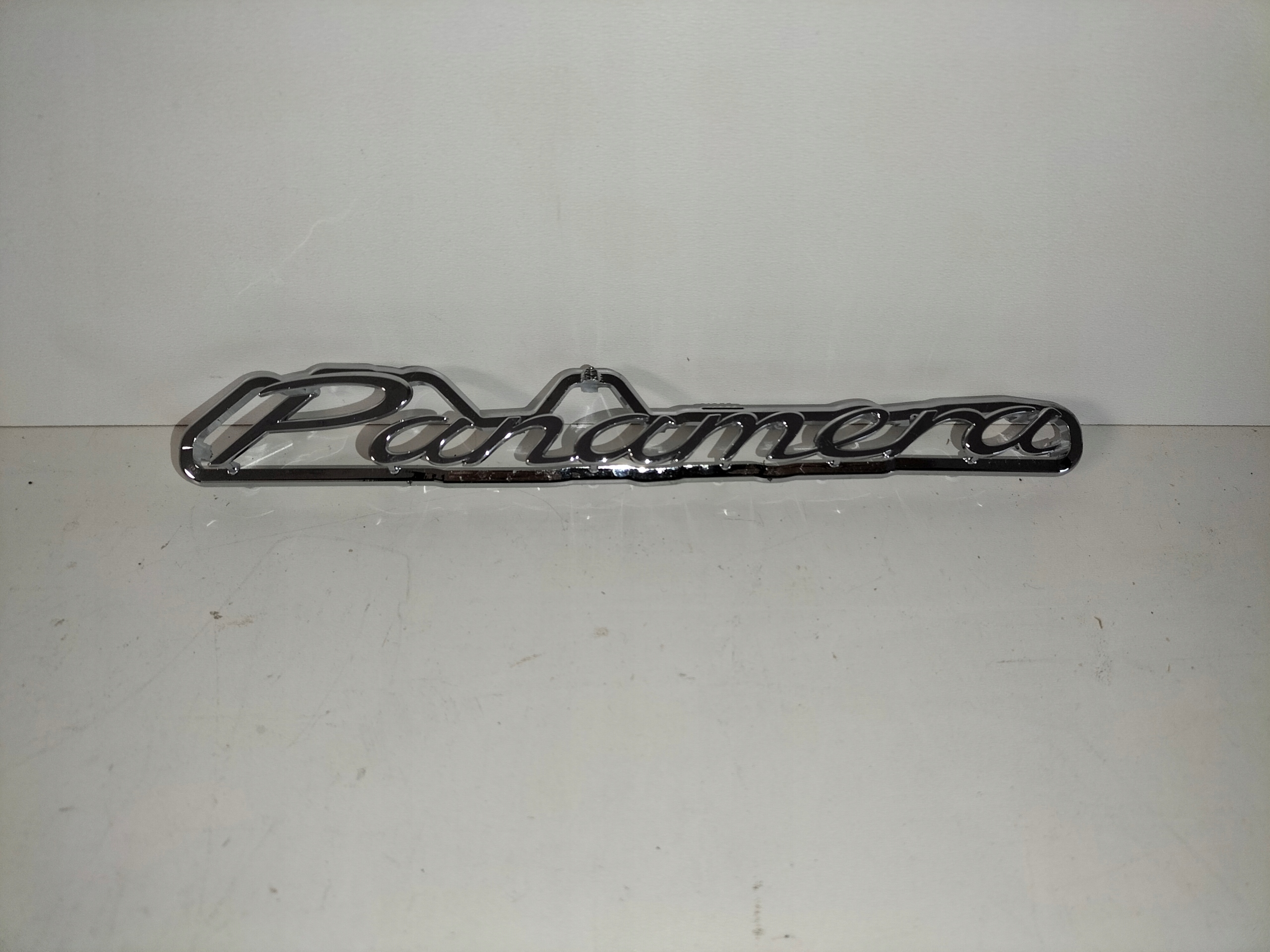 ZNAK EMBLEM LOGO ZADNEJ KAPOTY PORSCHE PANAMERA
