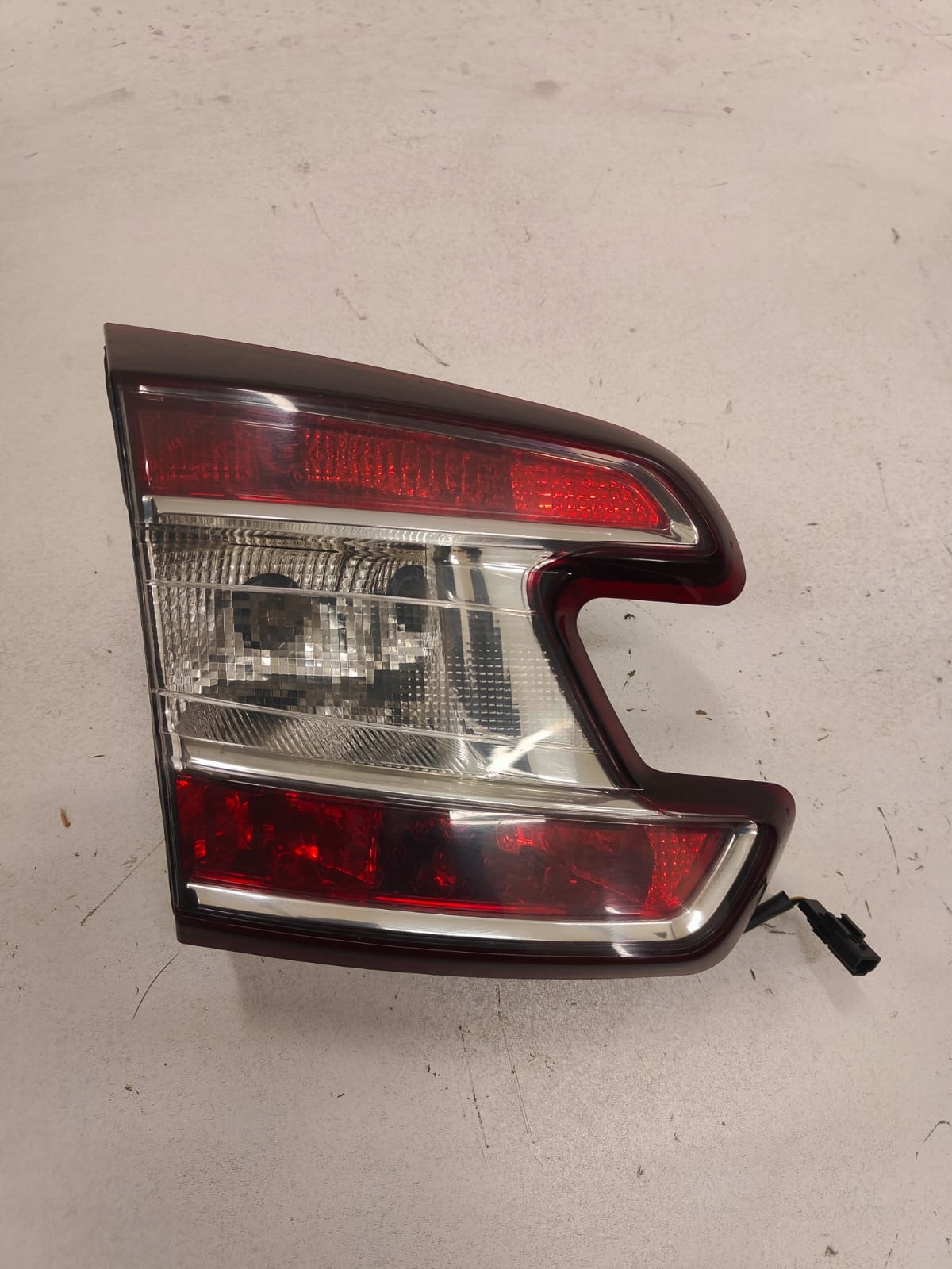Renault Megane III kombi 265550028R ZADNÉ SVETLO V KAPOTE