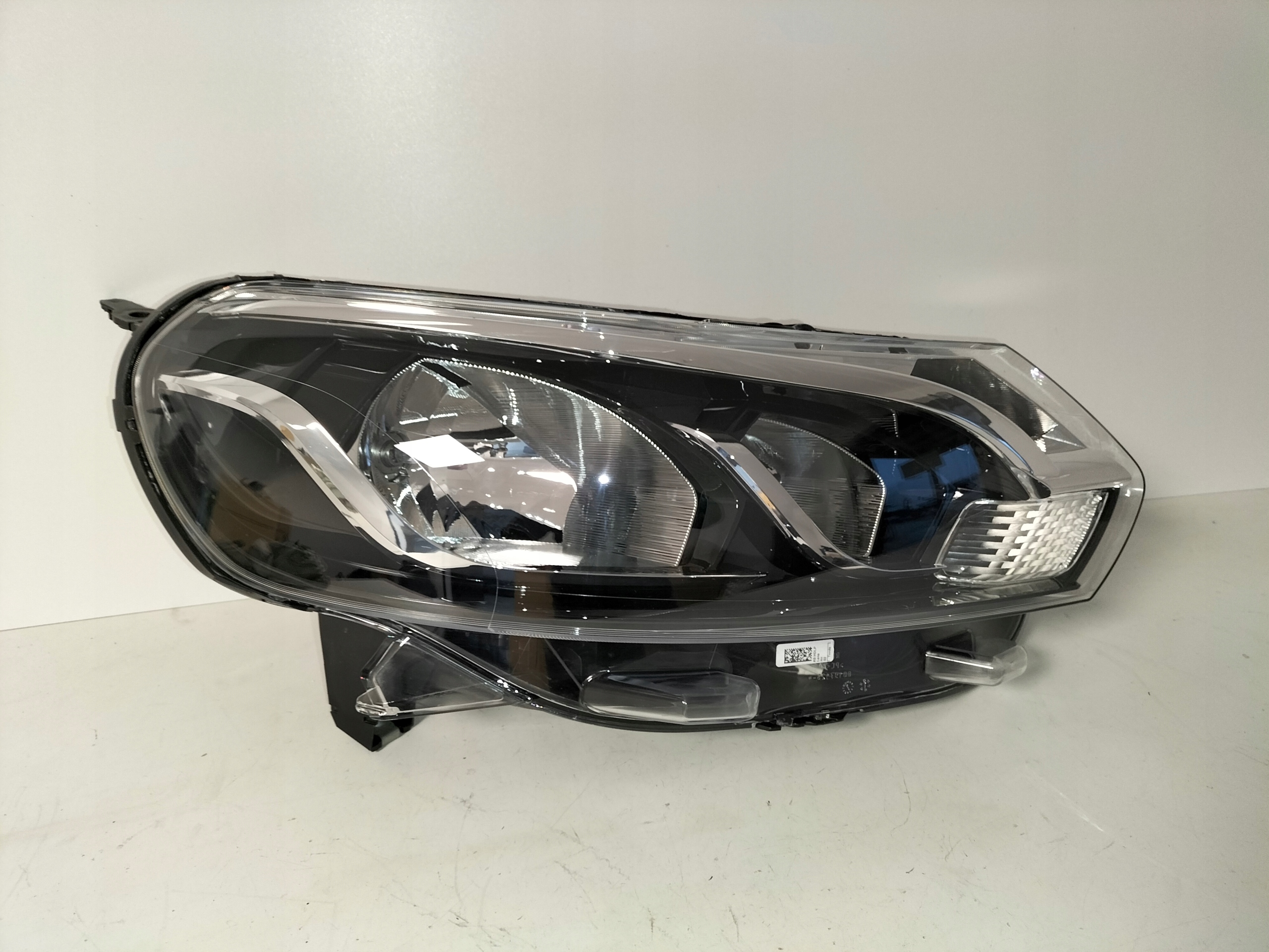 LAVE PREDNE SVETLO TOYOTA PROACE II 16-