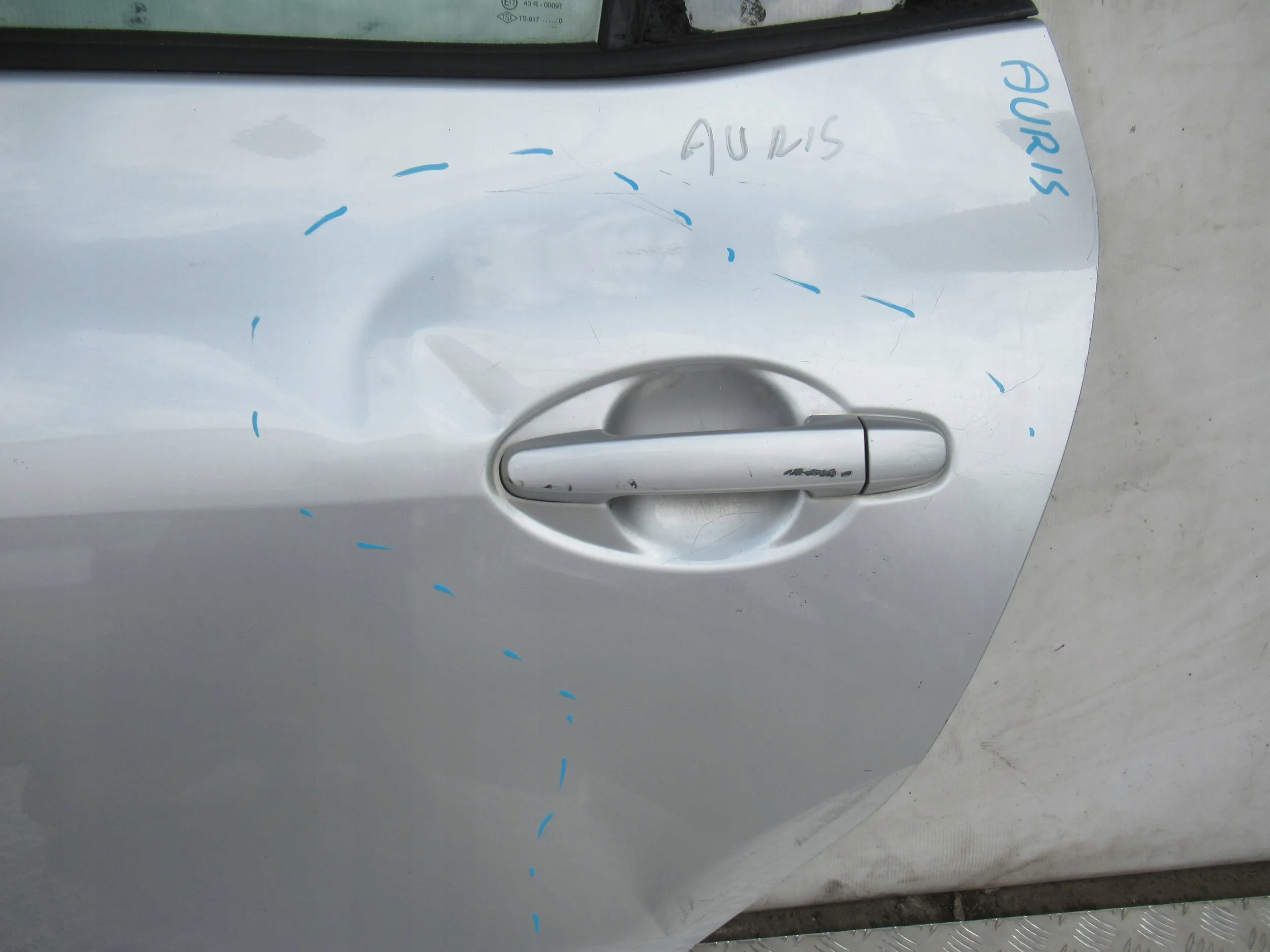 LAVE ZADNE DVERE TOYOTA AURIS I