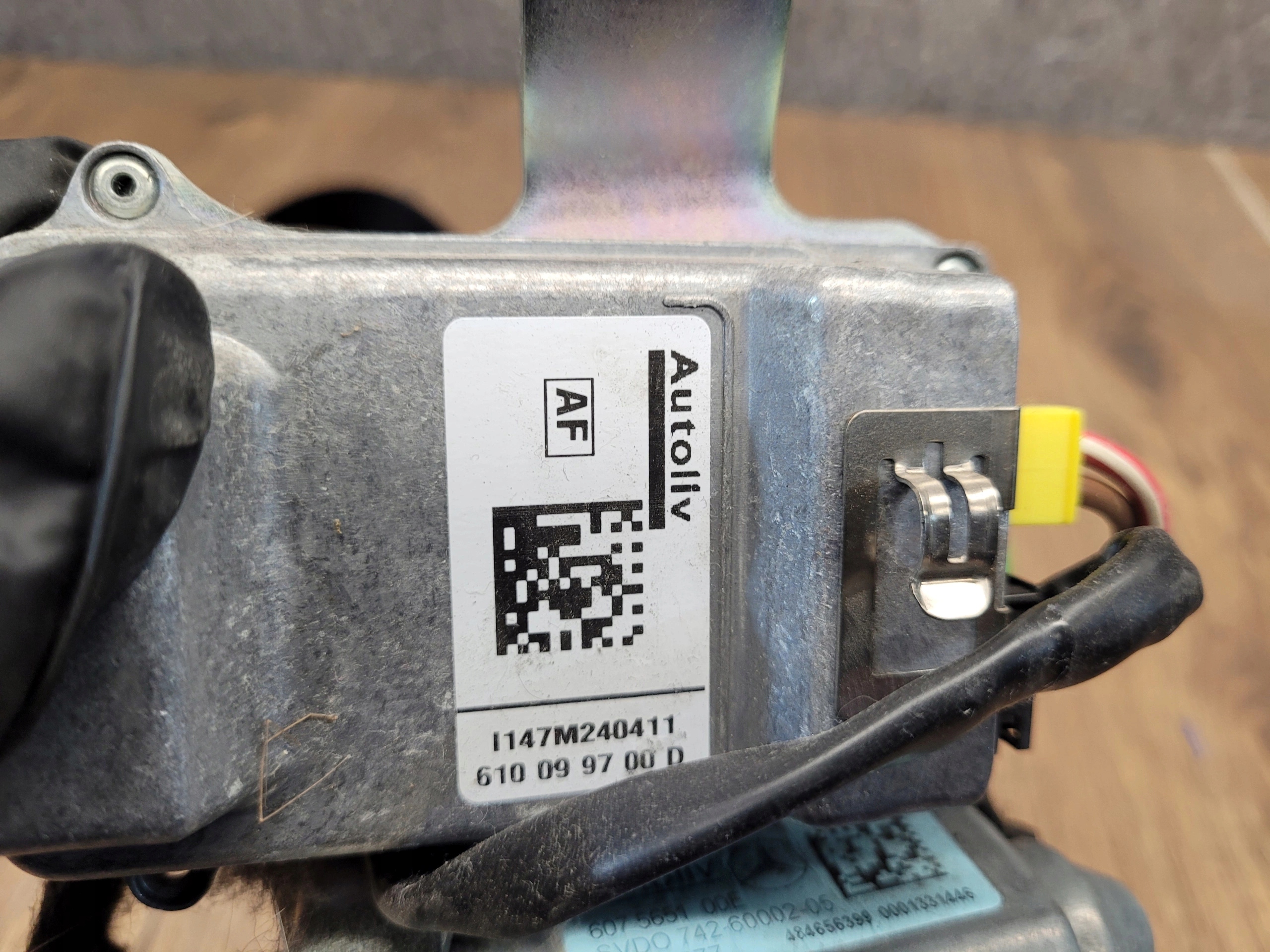 MERCEDES W204 LAVY PREDNY BEZPECNOSTNY PAS 607565100E