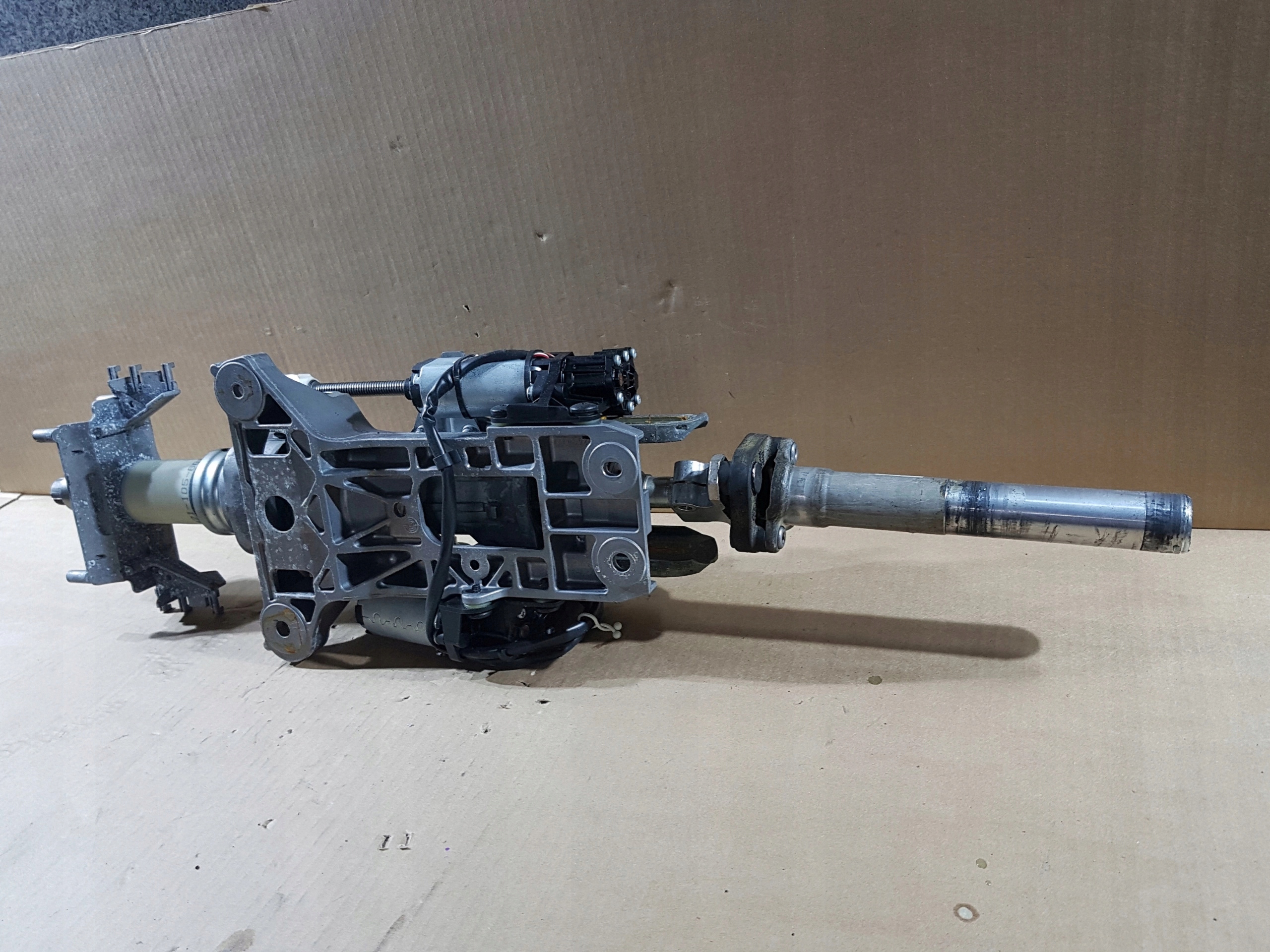 BMW F01 F02 750i 4.4 VOLANTOVÁ TYČ