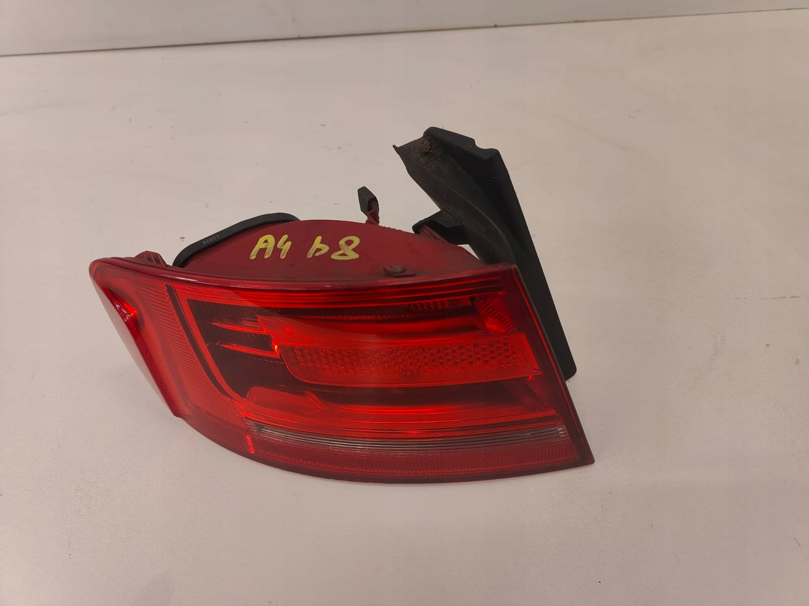 Audi a4 b8 08-11 oe 8k5 945 095D LAVE ZADNE SVETLO