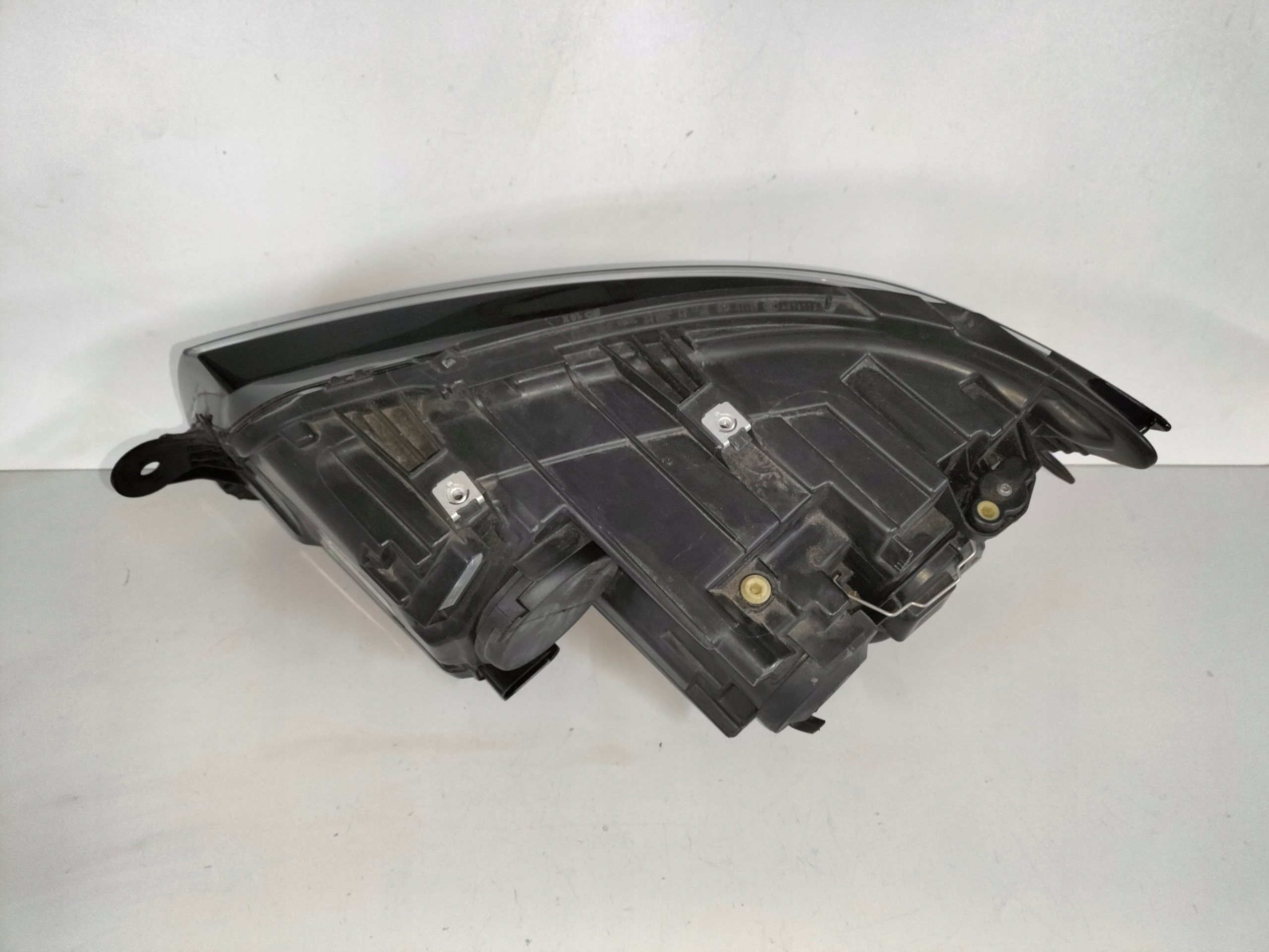 PRAVE PREDNE SVETLO VW T6 15-