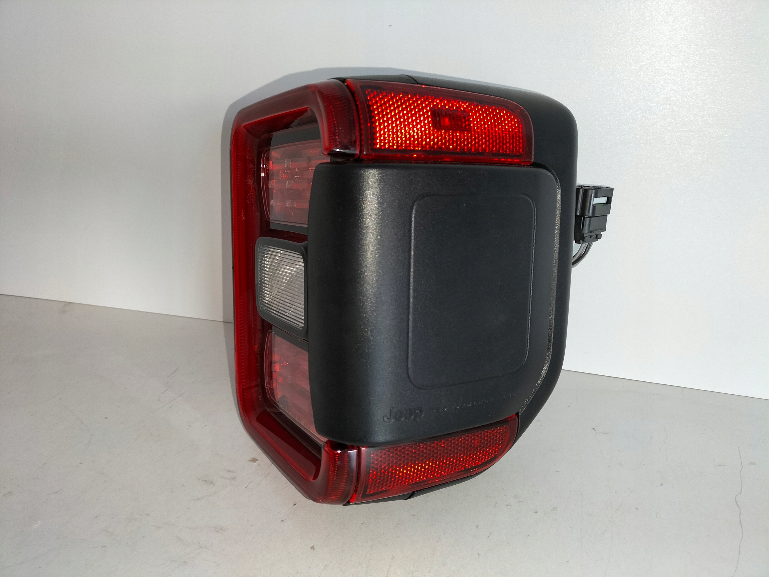 PRAVE ZADNE SVETLO JEEP GLADIATOR JT 19- LED