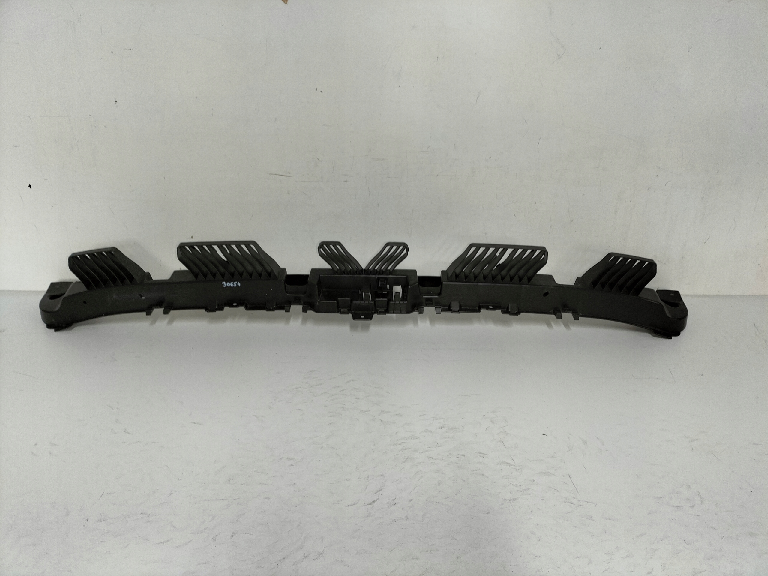 STREDOVÝ DRŽIAK ZADNÉHO NÁRAZNÍKA VW TAOS 20-