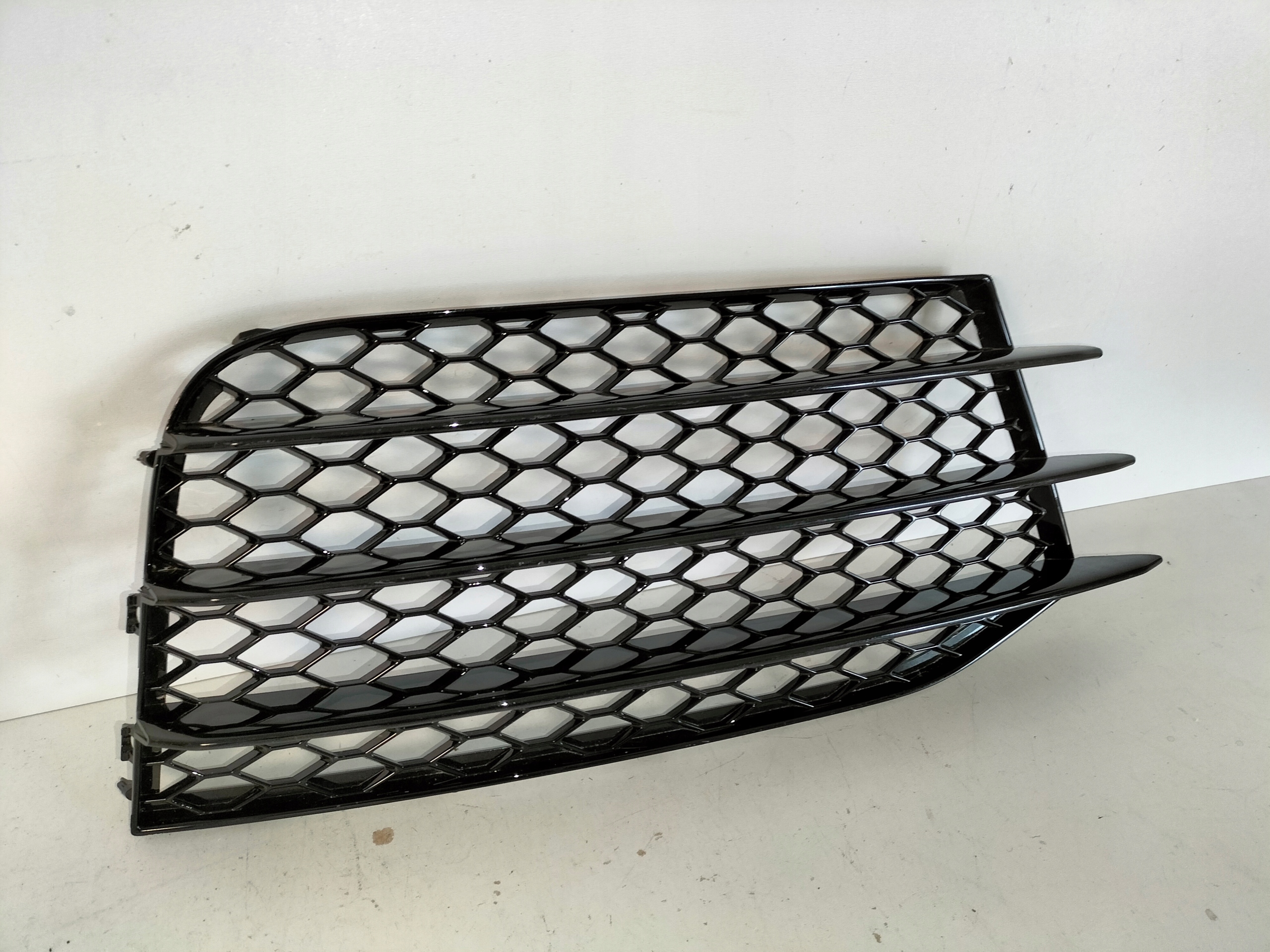 KRYTKA MRIEZKA PREDNEHO NARAZNIKA PRAVA AUDI TT RS 8J 06-14