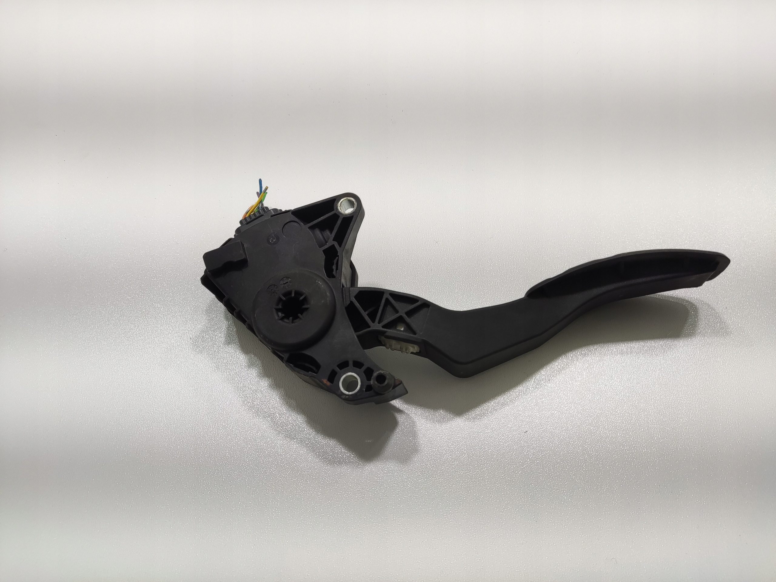 PLYNOVY PEDAL NISSAN QASHQAI II J11 2014-2016 18002-4BA0B