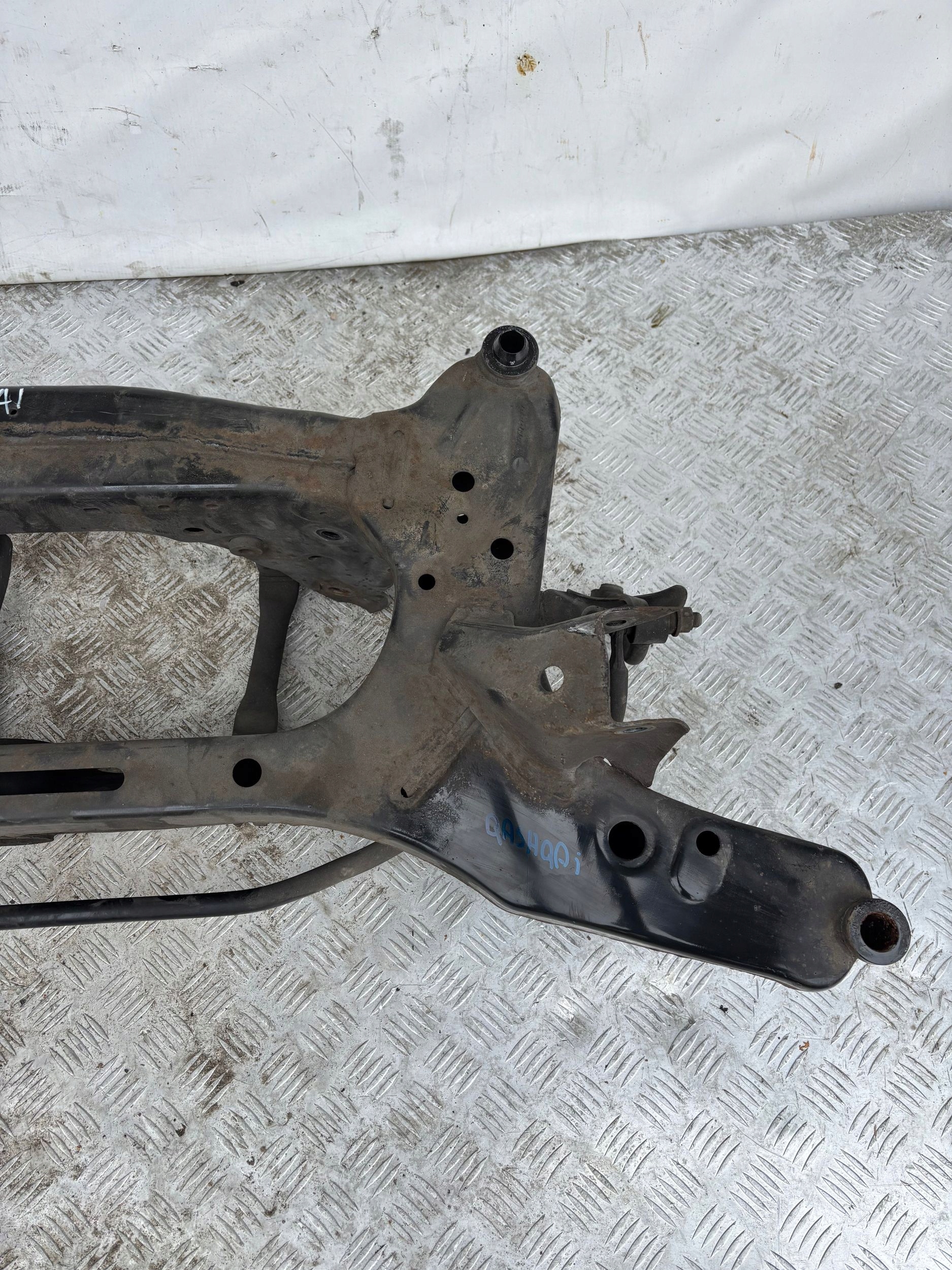 PREDNÁ NÁPRAVA ZADNA VÝSTUHA NISSAN QASHQAI J10 06-