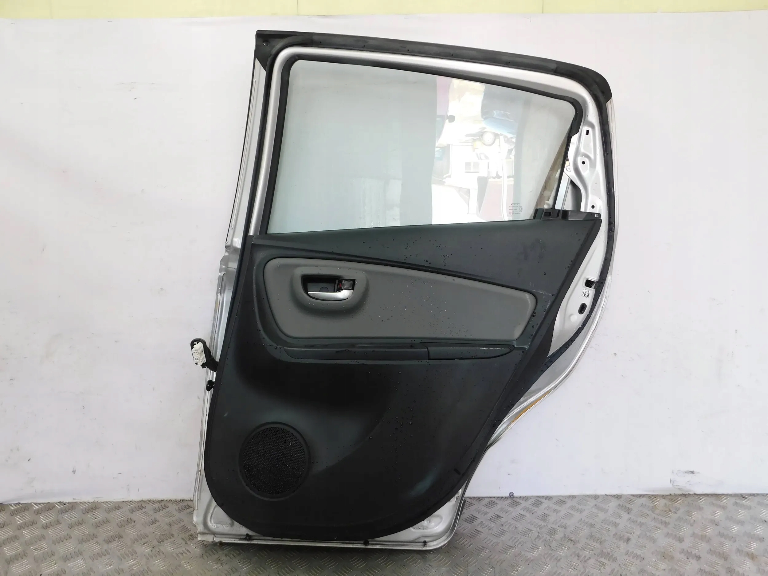PRAVE ZADNE DVERE TOYOTA YARIS III LIFT 17-