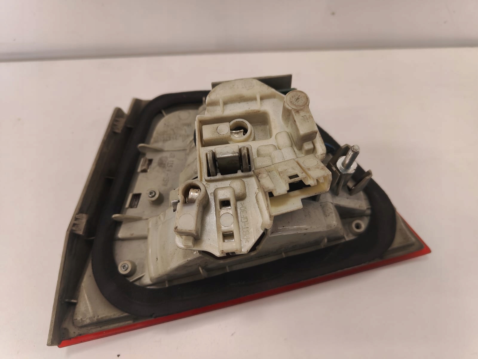 BMW e91 lift lci 08-12 LAVE ZADNE SVETLO V KAPOTE