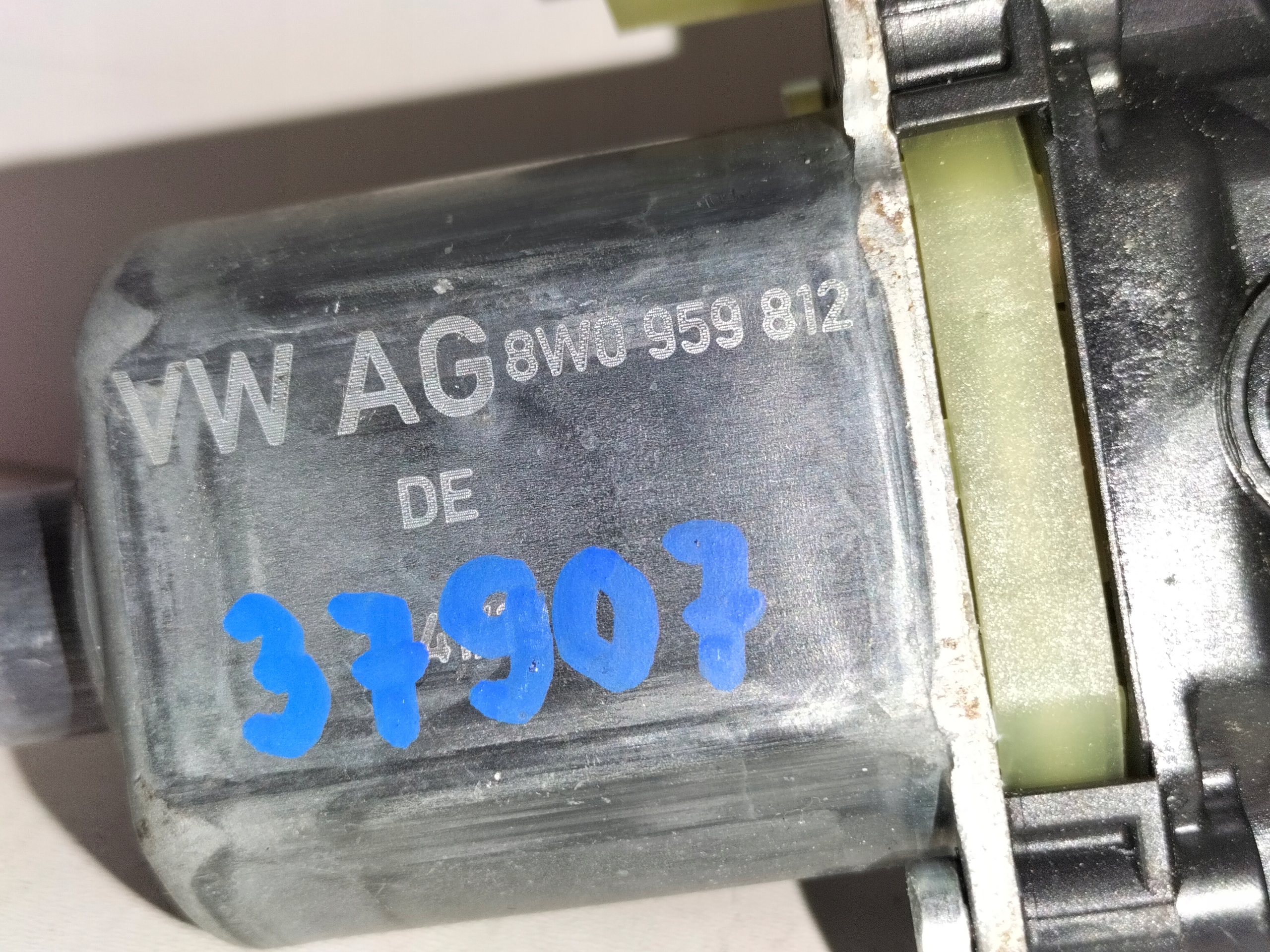 MOTORČEK SŤAHOVANIA OKNA DVERÍ ZADNÝ PRAVÝ AUDI A4 B9 15-