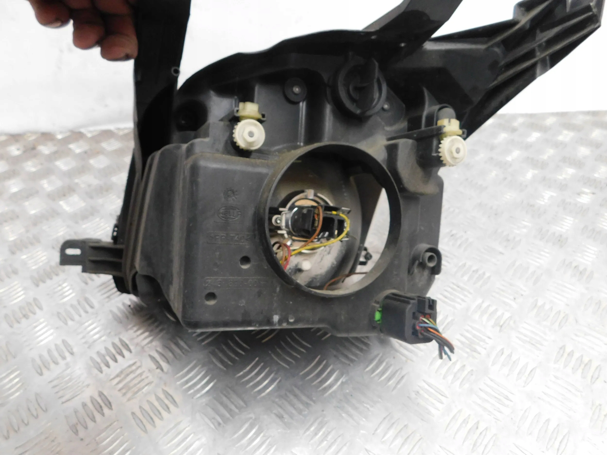 PRAVE PREDNE SVETLO FORD FUSION