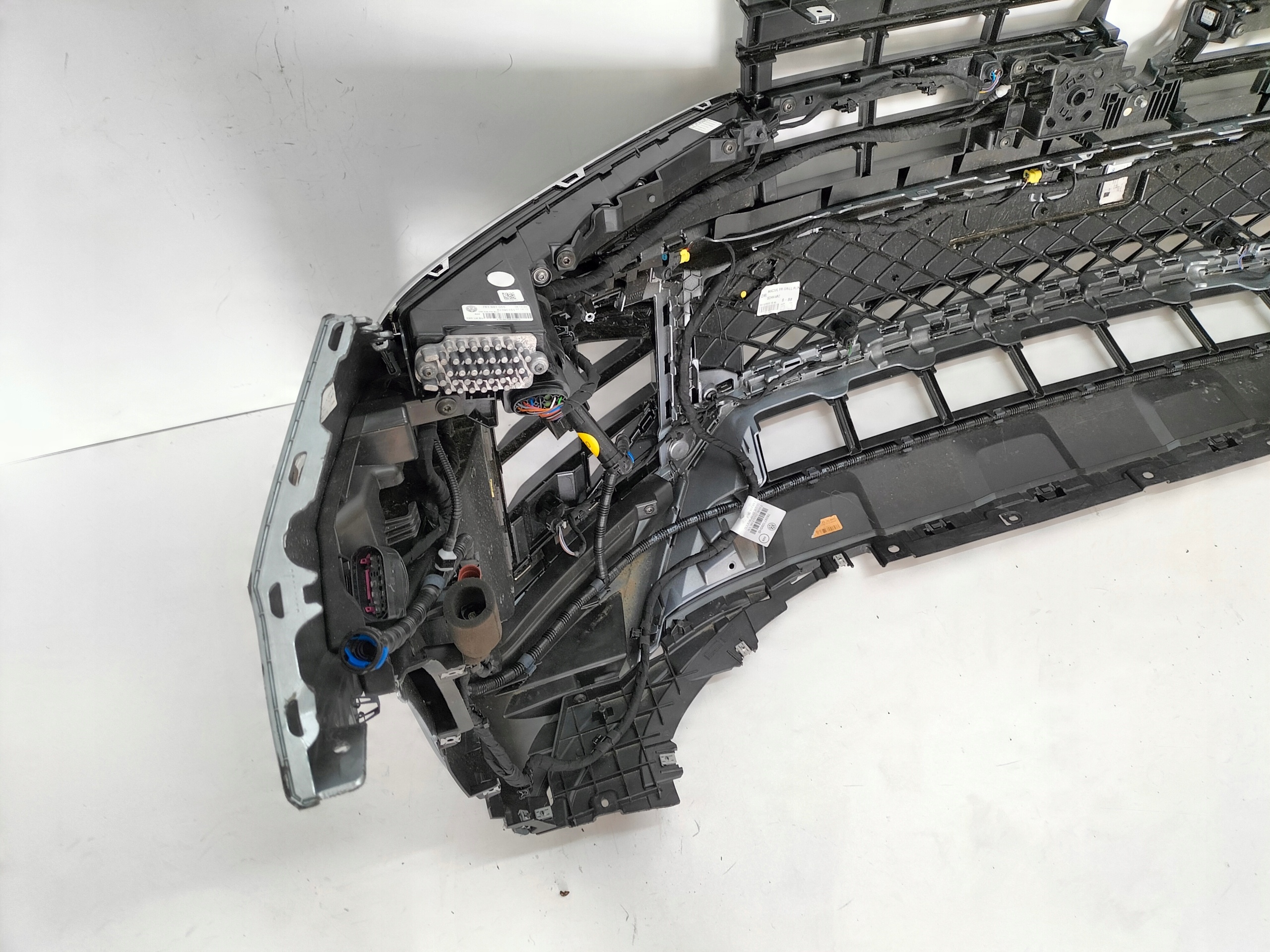 PREDNÝ NÁRAZNÍK VW TOUAREG III LIFT 23- R-LINE