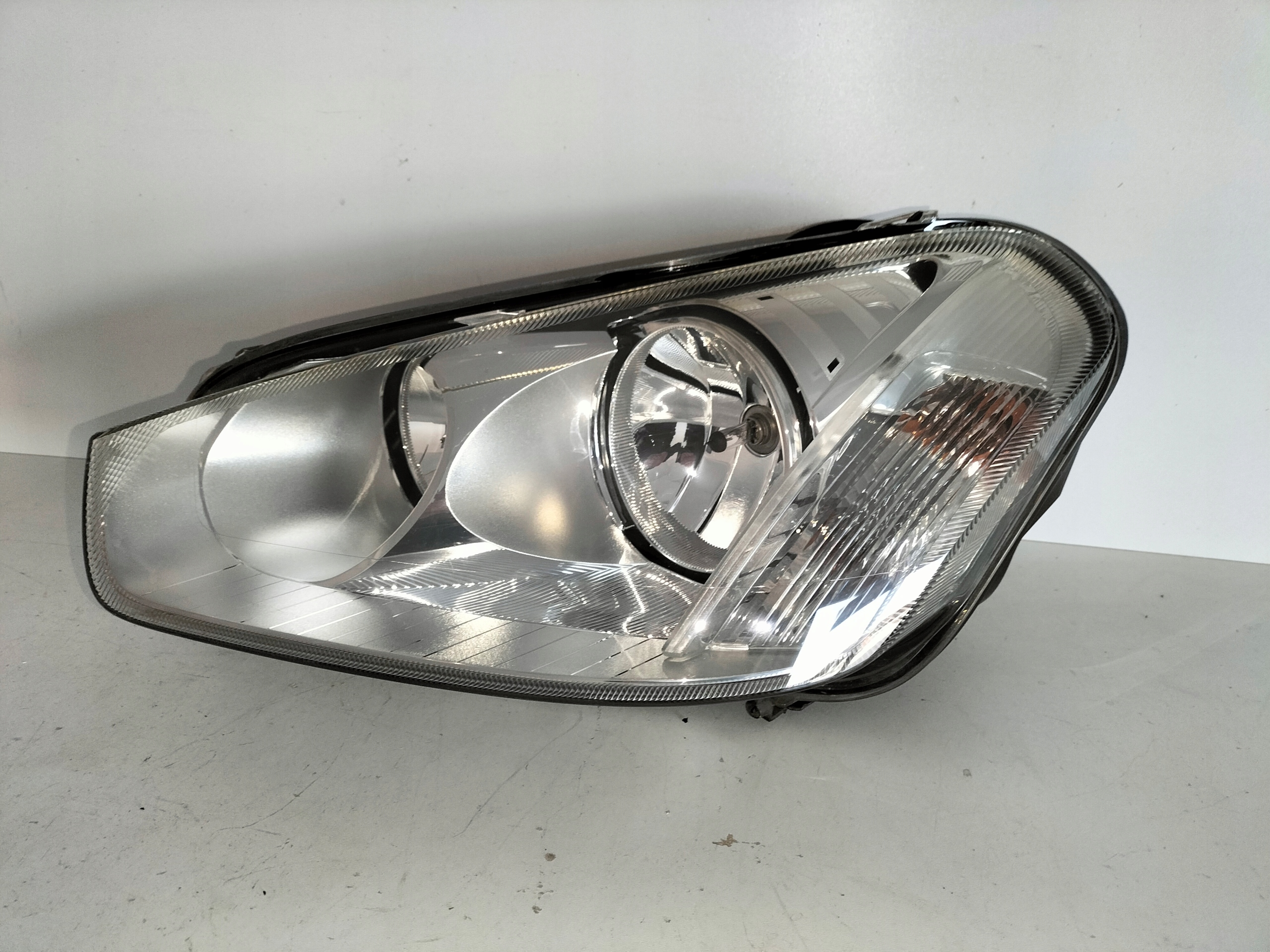 LAVE PREDNE SVETLO FORD C-MAX LIFT 07-10