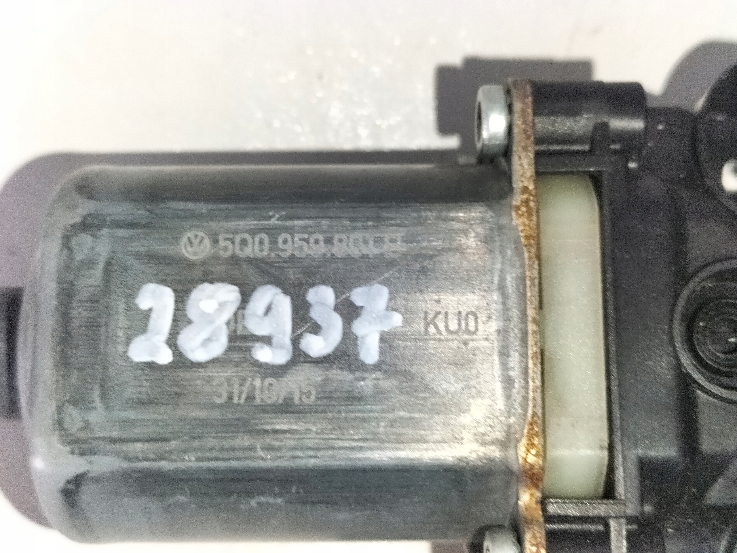 MOTORČEK SŤAHOVANIA OKNA ĽAVÝCH PREDNÝCH DVERÍ AUDI A3 8V 12-