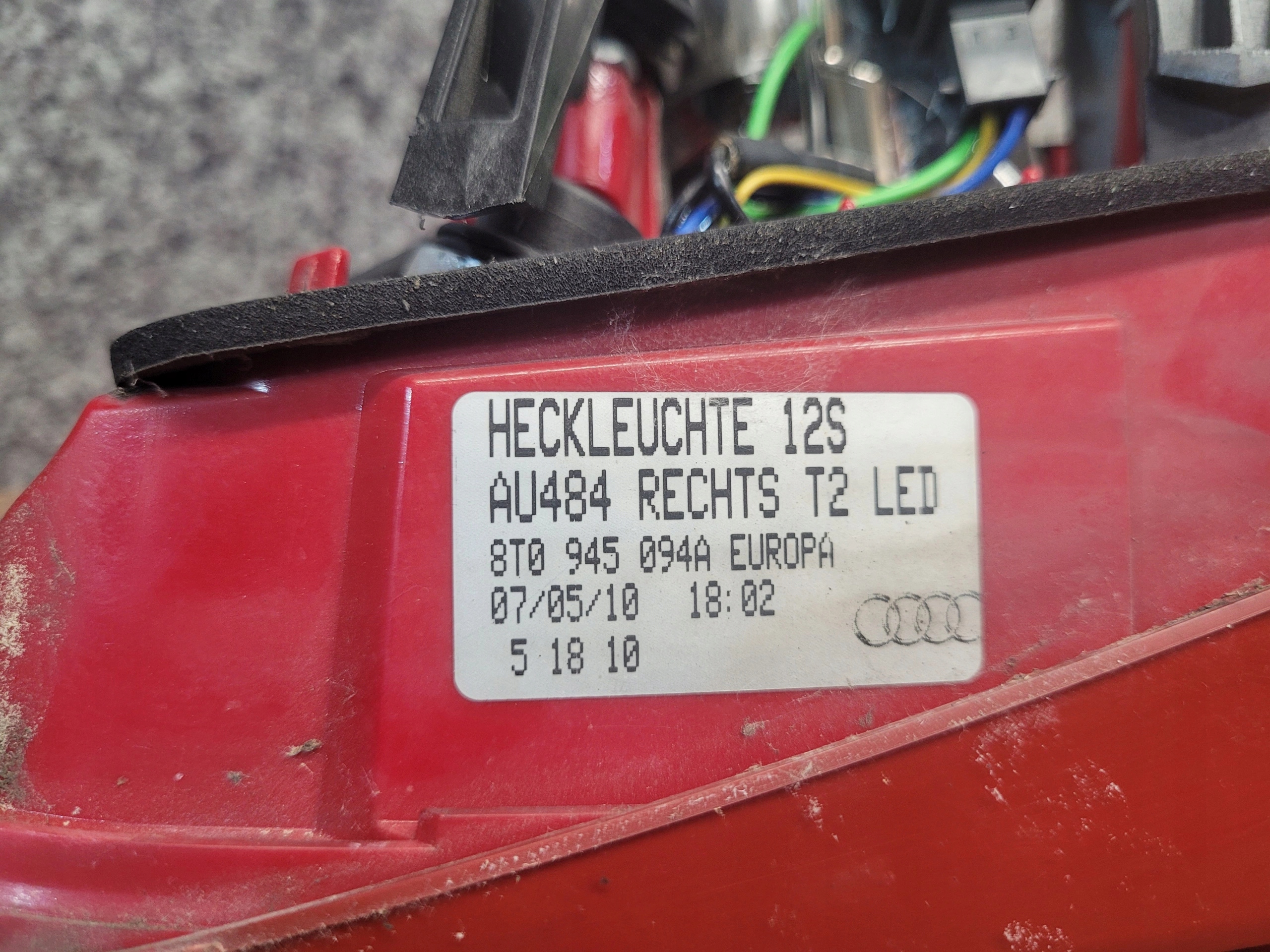 AUDI A5 08-011 8T0945094A PRAVE ZADNE SVETLO V KAPOTE