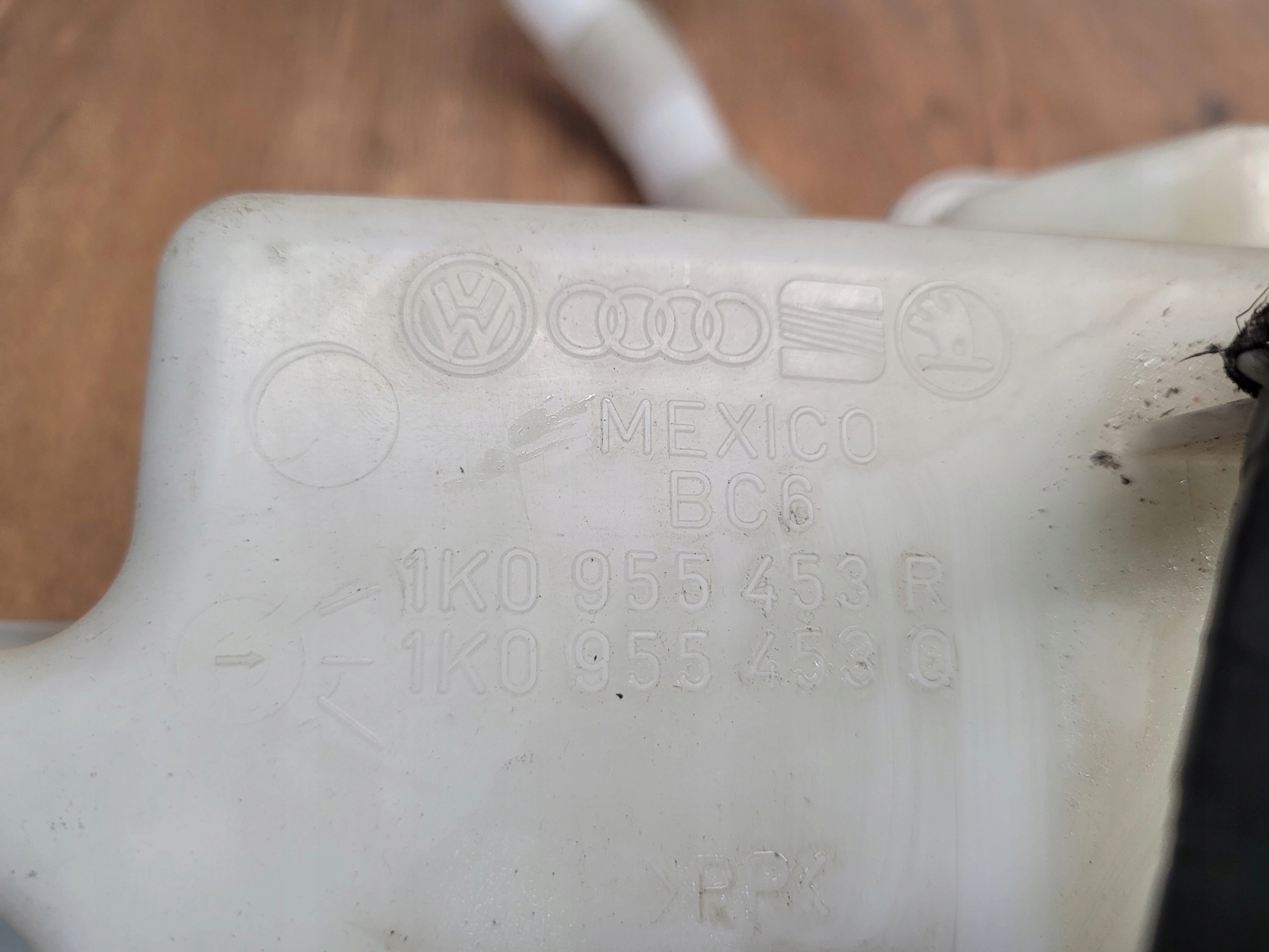 SKODA OCTAVIA II 1K0955453R NÁDOBKA OSTREKOVAČOV