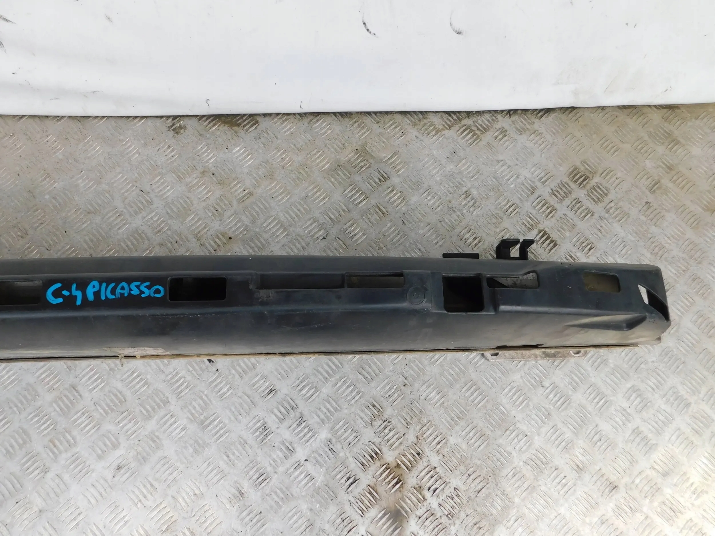 VYSTUHA PREDNEHO NARAZNIKA CITROEN C4 PICASSO