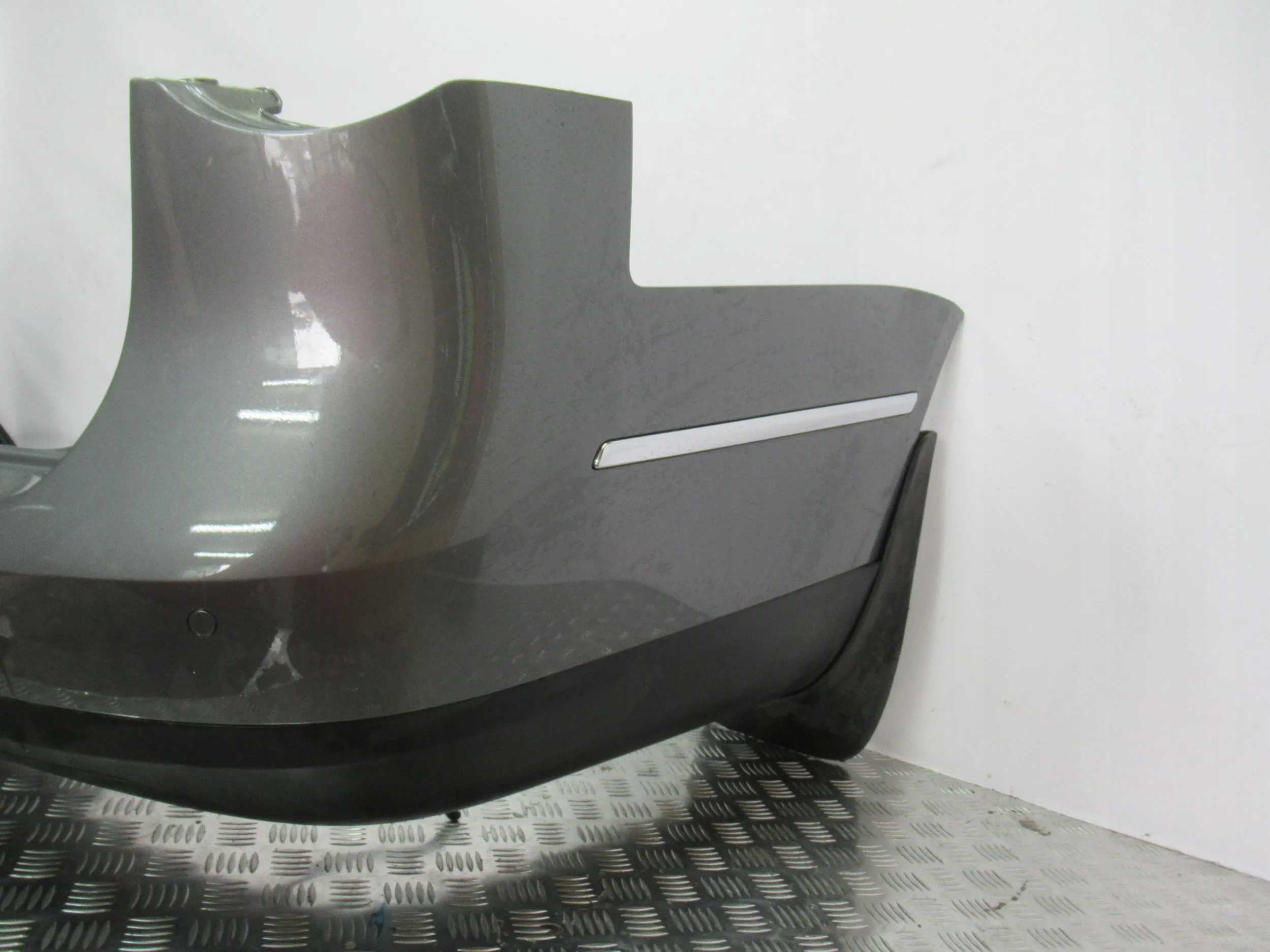 ZADNÝ NÁRAZNÍK VW PASSAT B6 KOMBI PDC