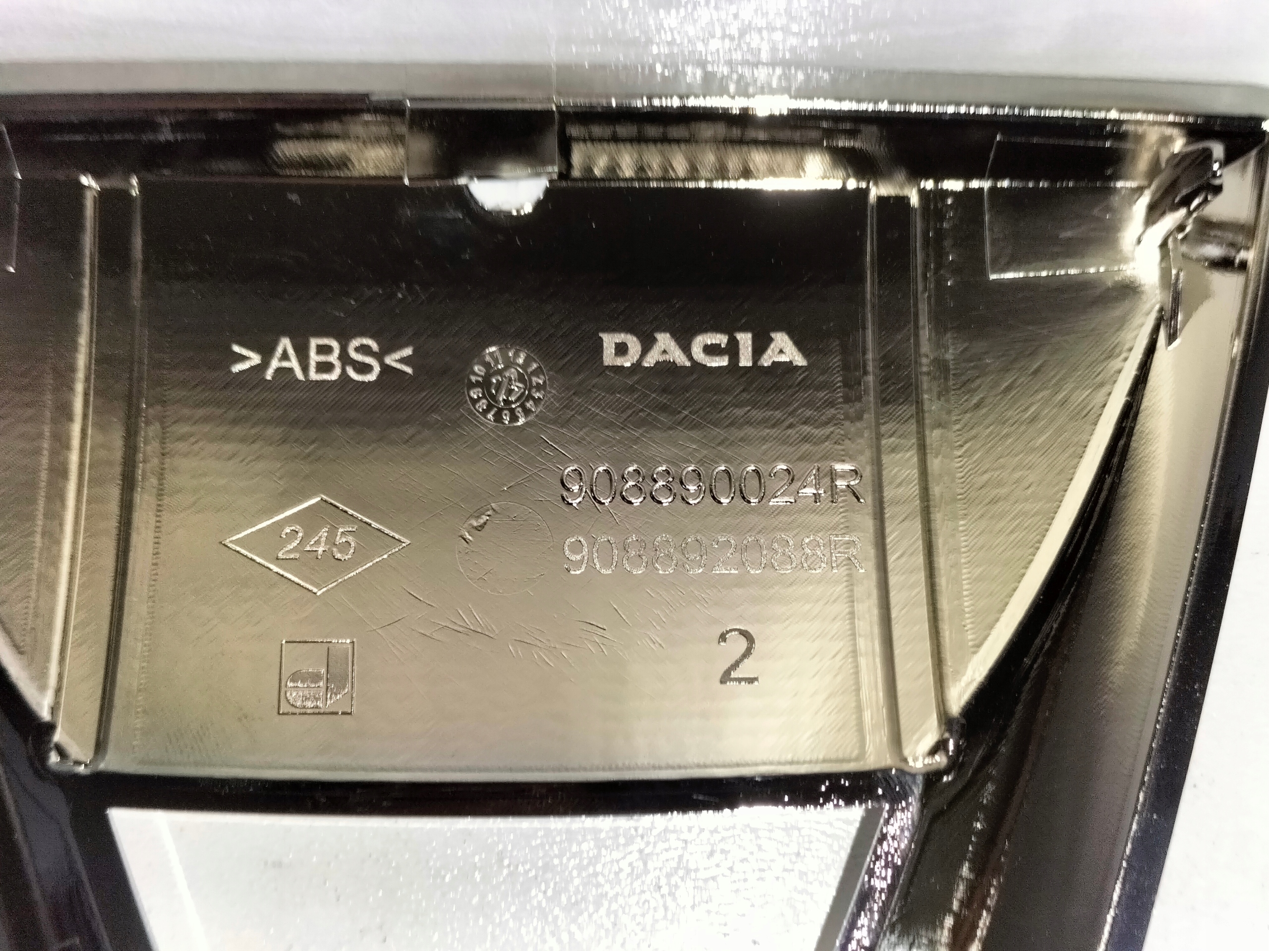 ZNAK EMBLEM ZADNEJ KAPOTY DACIA SANDERO II 12-