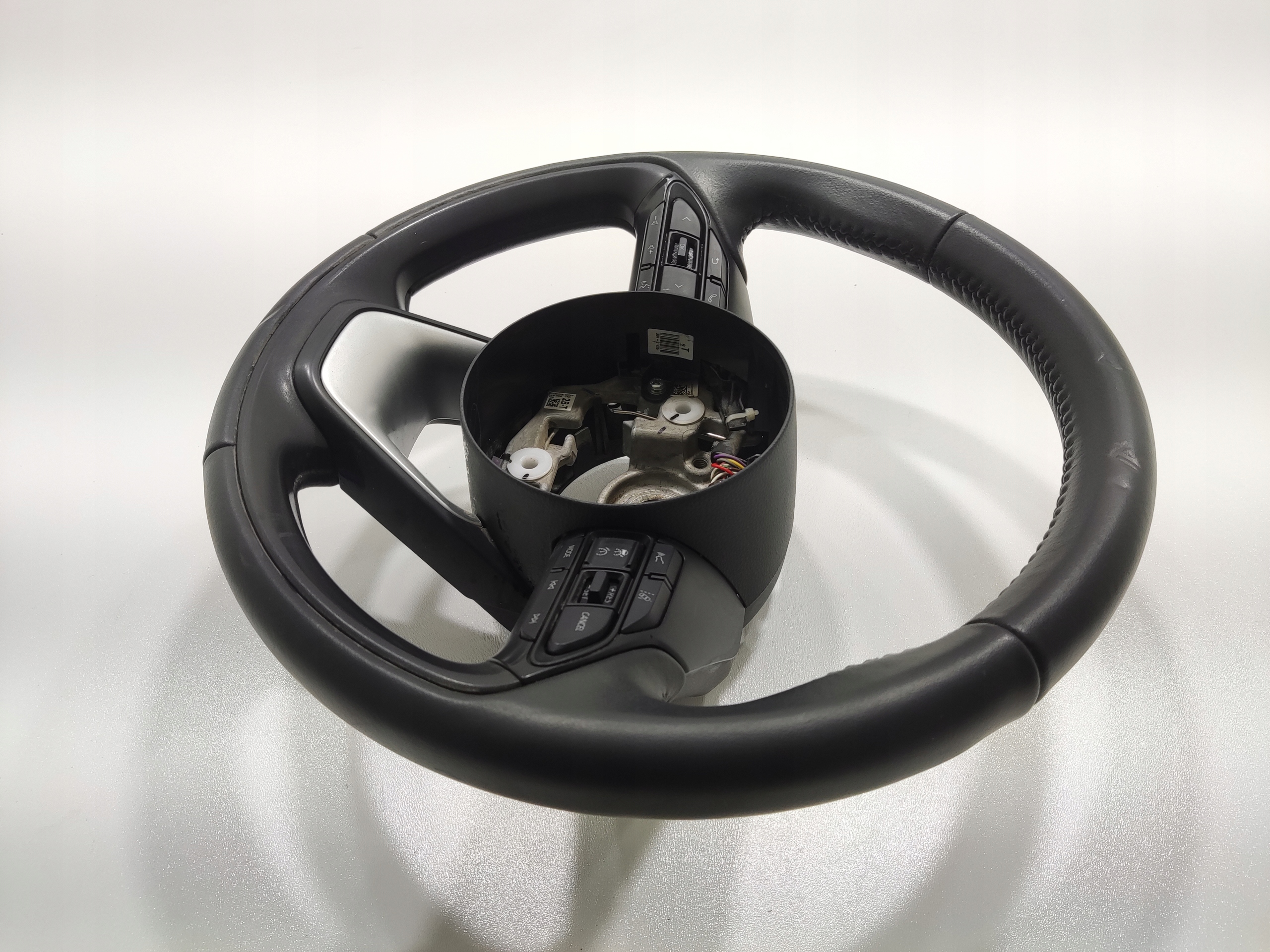 VOLANT MULTIFUNKCIA OVLADACIE GOMBIKY TOYOTA YARIS CROSS 2020-2025